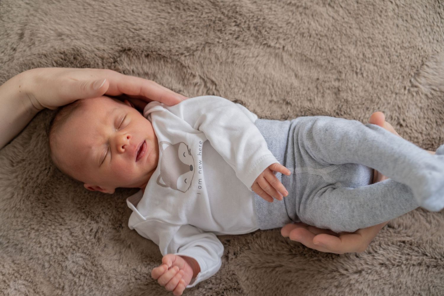 Modernes und ästhetisches Newborn Homestory Fotoshooting bei einer Familie zu Hause in Berlin nah und zeitlos fotografiert von Fotografin
