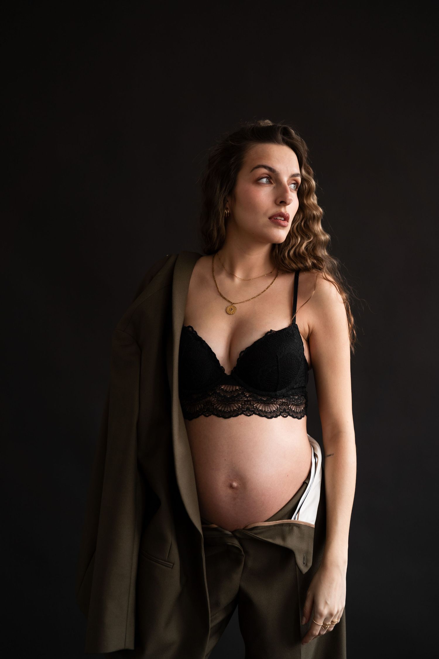 Natürliche Licht in Schwangerschaft beim Studio shooting in Berlin – The Elephant Lab