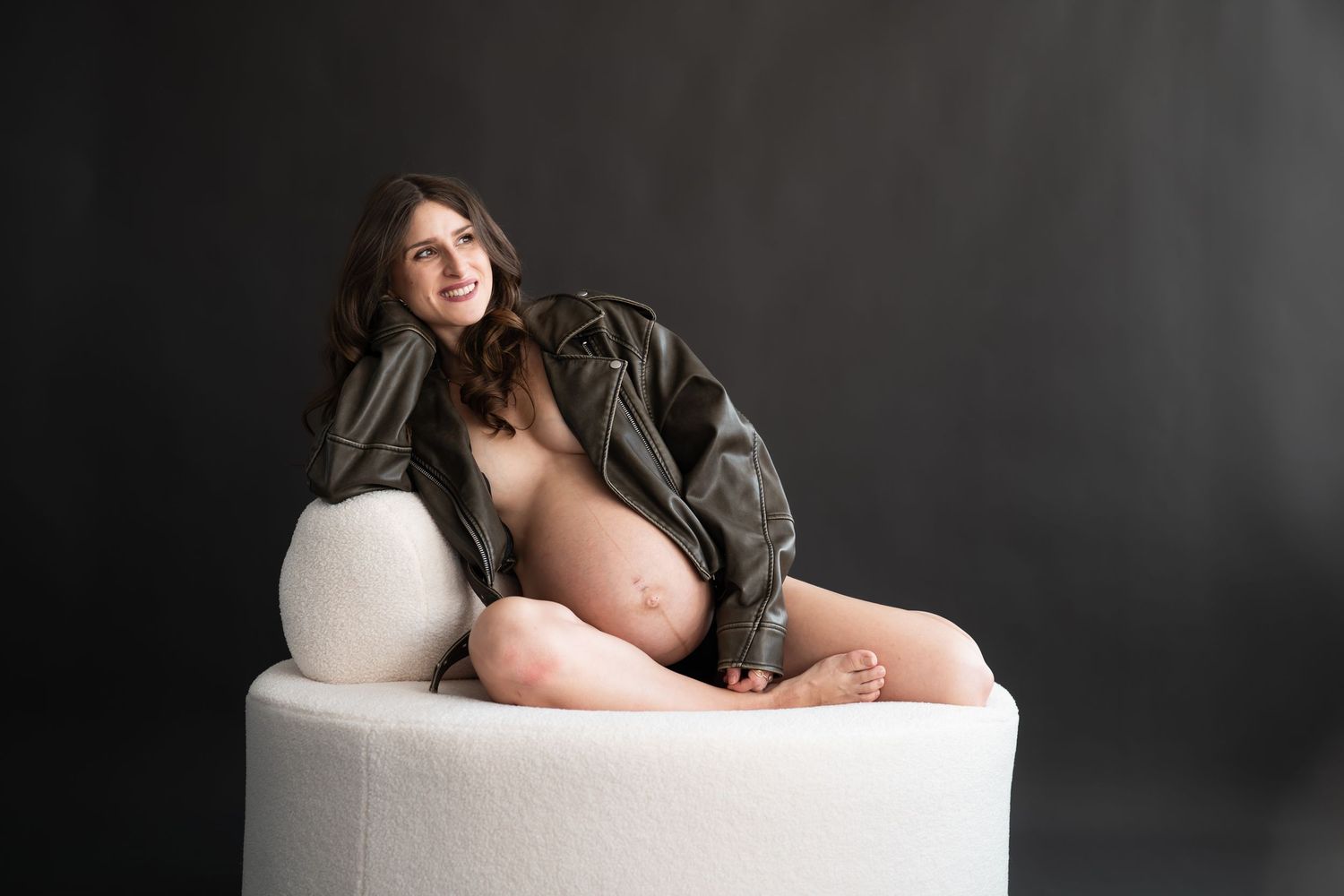 Zeitlose Babybauch Fotografie im Studio in Berlin ästhetisch nah und elegant in moderner editorial Atmosphäre