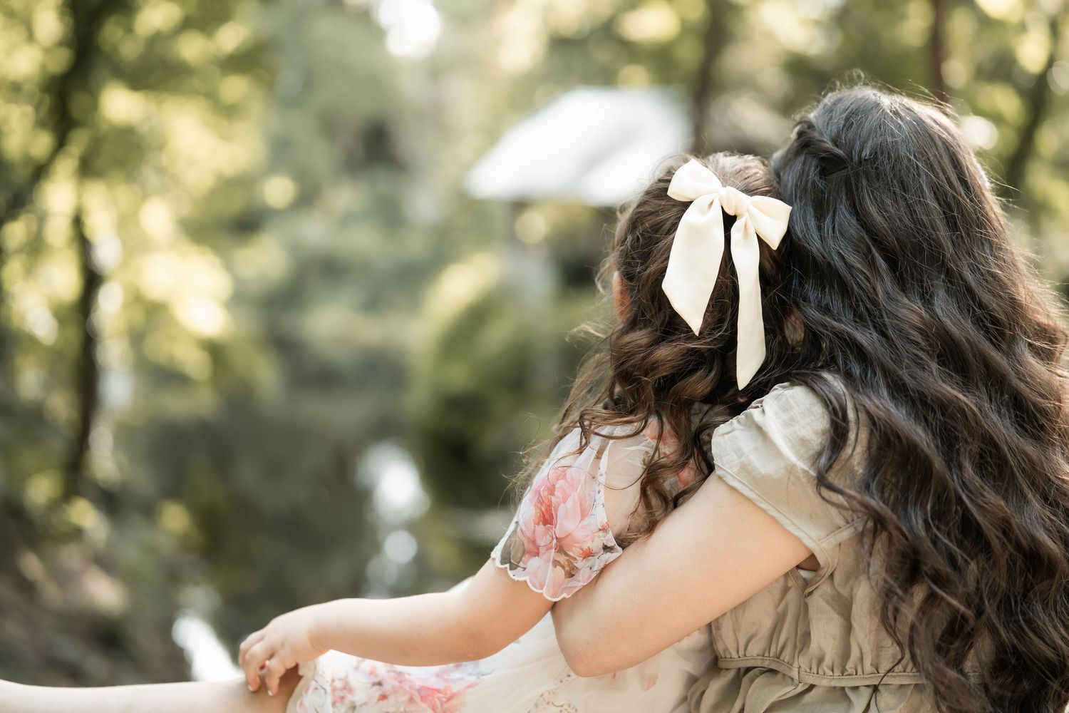 Mutter küsst Kind – Familienfotos Berlin voller Emotion