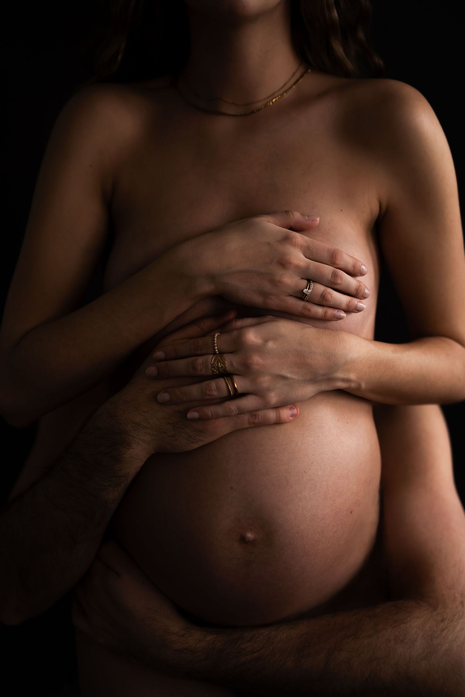 Intimer Moment zwischen werdenden Eltern – Maternity Shooting Berlin