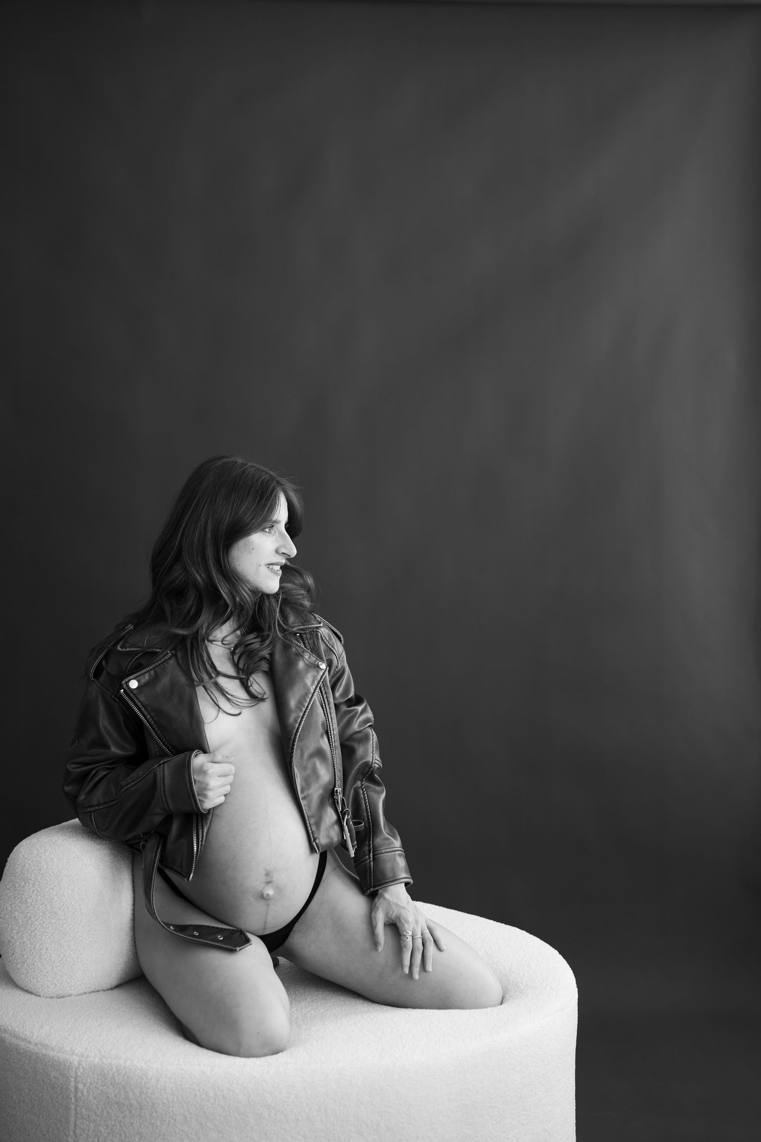Hände auf dem Babybauch – emotionale Schwangerschaftsfotografie Berlin