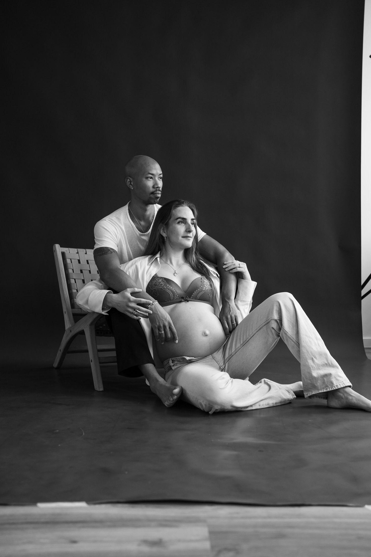Ästhetisches Schwangerschafts Fotoshooting mit Paar in Berlin modern elegant und nah in zeitloser Schwarz Weiß Bildsprache
