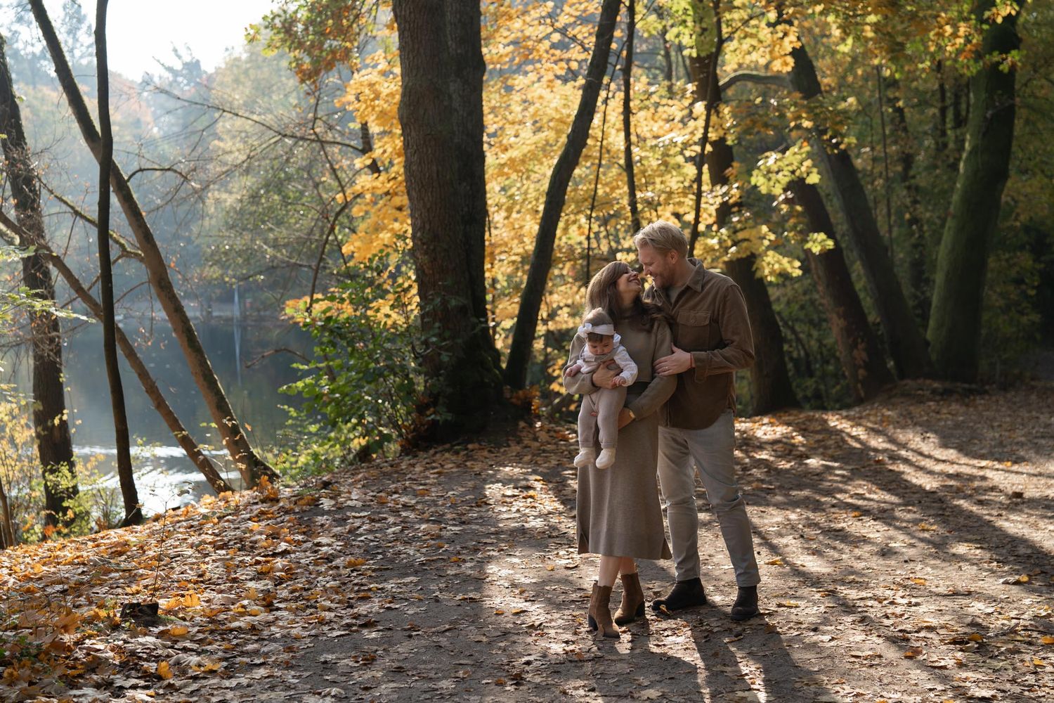 Outdoor Family shooting in warmem Licht – ästhetische Fotografie Berlin