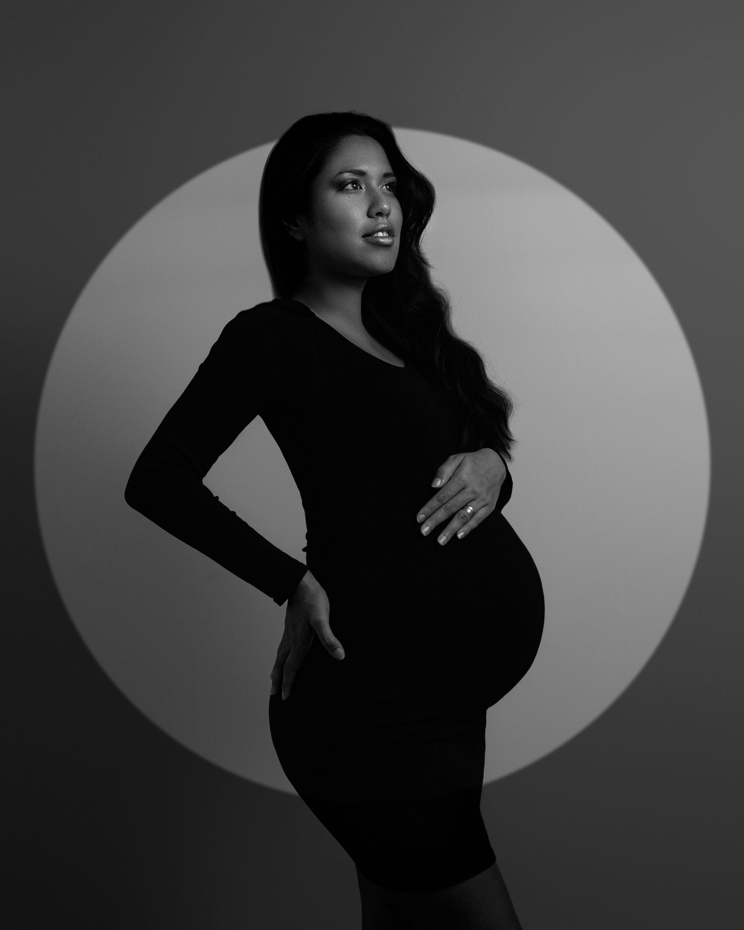 fotografia de embarazada con efecto luz en circulo
