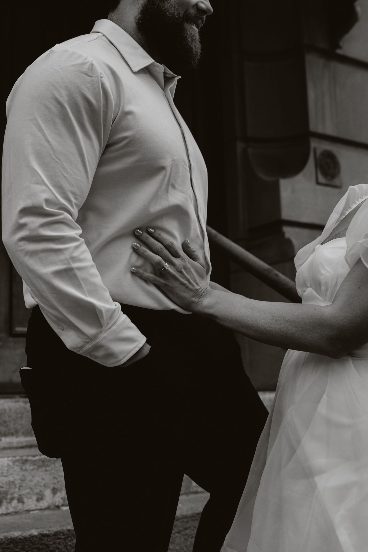 Calgary engagement photographer capturing a couple in downtown’s urban scenery with relaxed, authentic storytelling style. Stephen Ave Photo