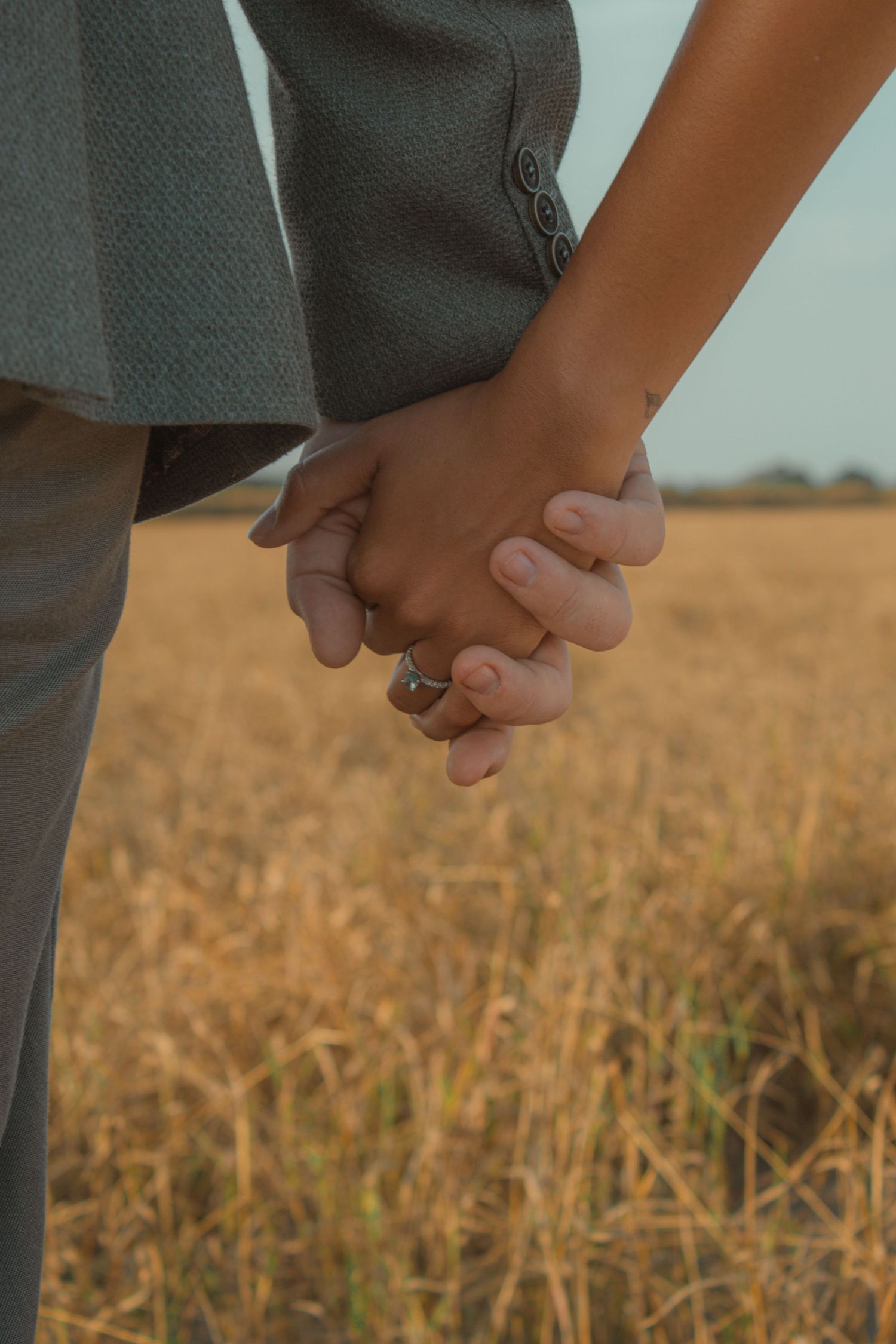a photo of the hands holding