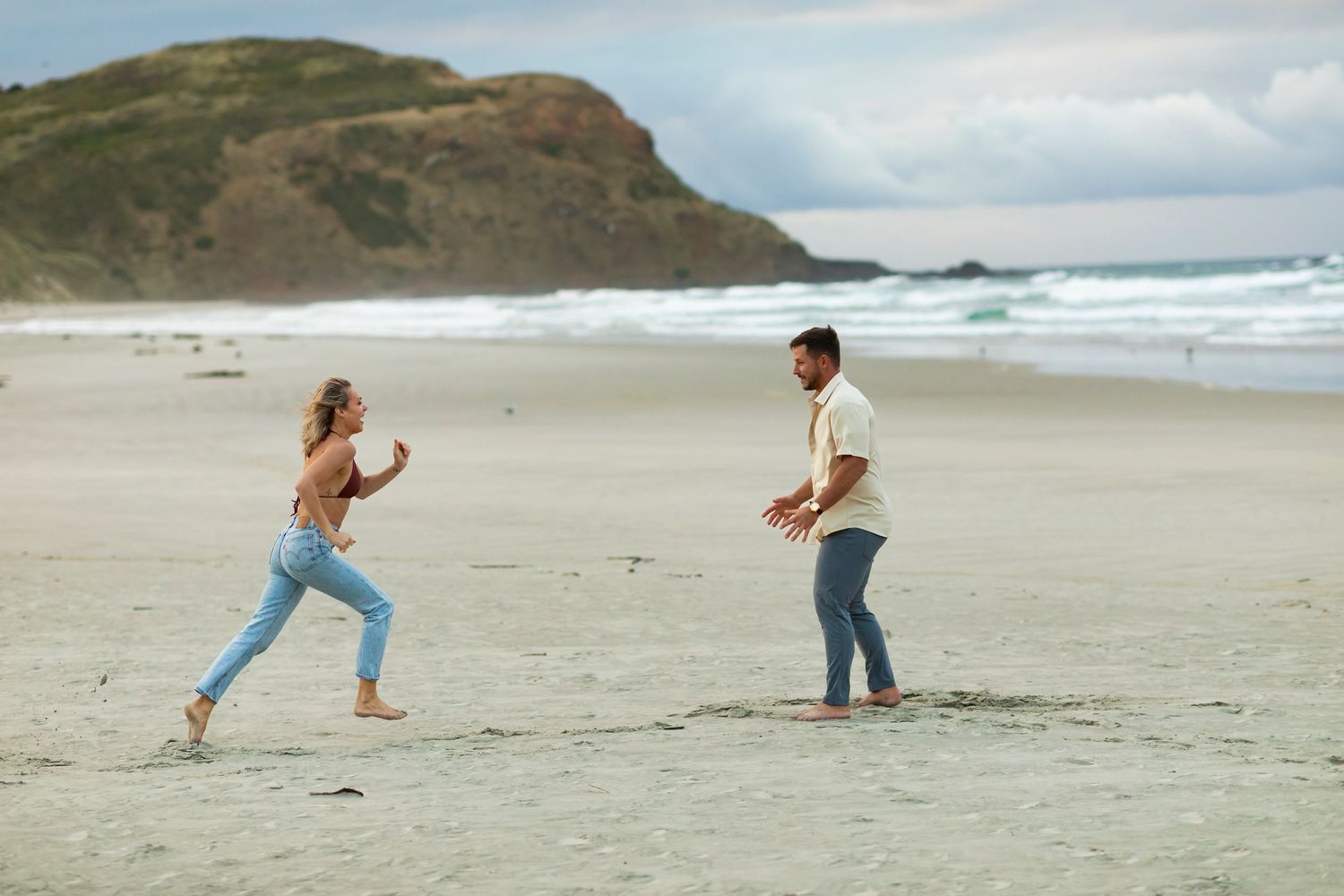 destination photoshoot of beach engagement new zealand dirty dancing lift