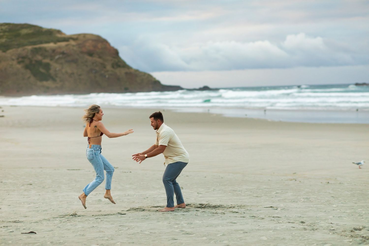 destination photoshoot of beach engagement new zealand dirty dancing lift