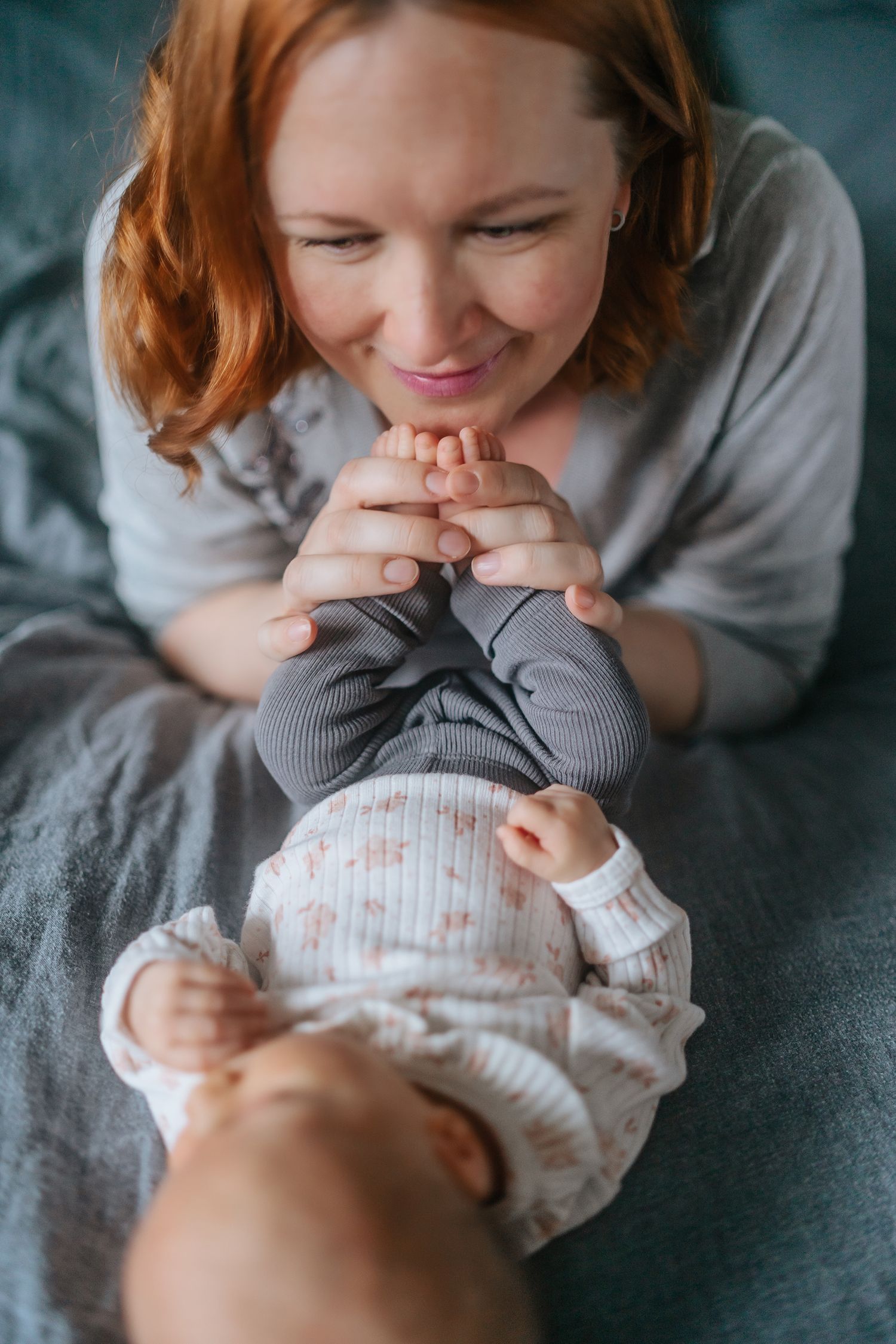 Nyföddfotografering hemma i lugn och naturlig miljö