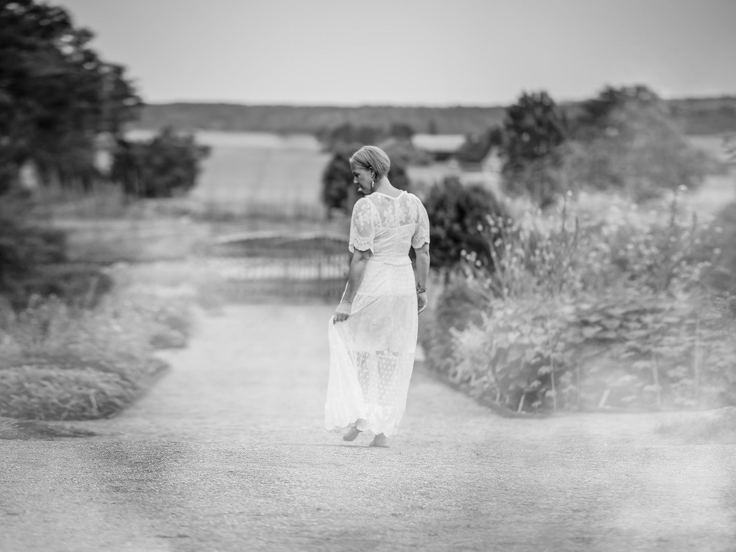 Porträtt av kvinna utomhus fotograferad i naturligt ljus i Uppsala