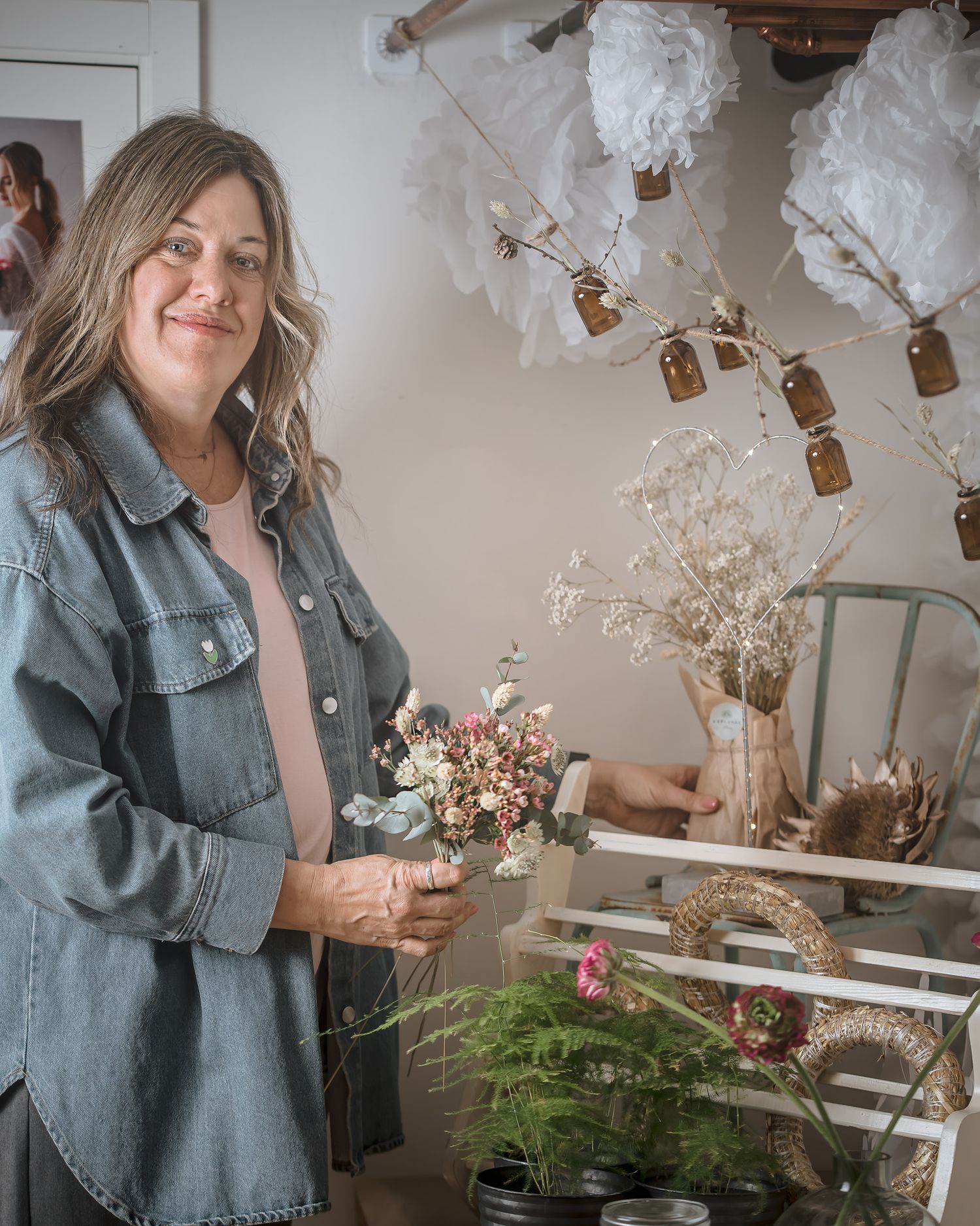 Kreatör arrangerar blommor under varumärkesfotografering i Uppsala