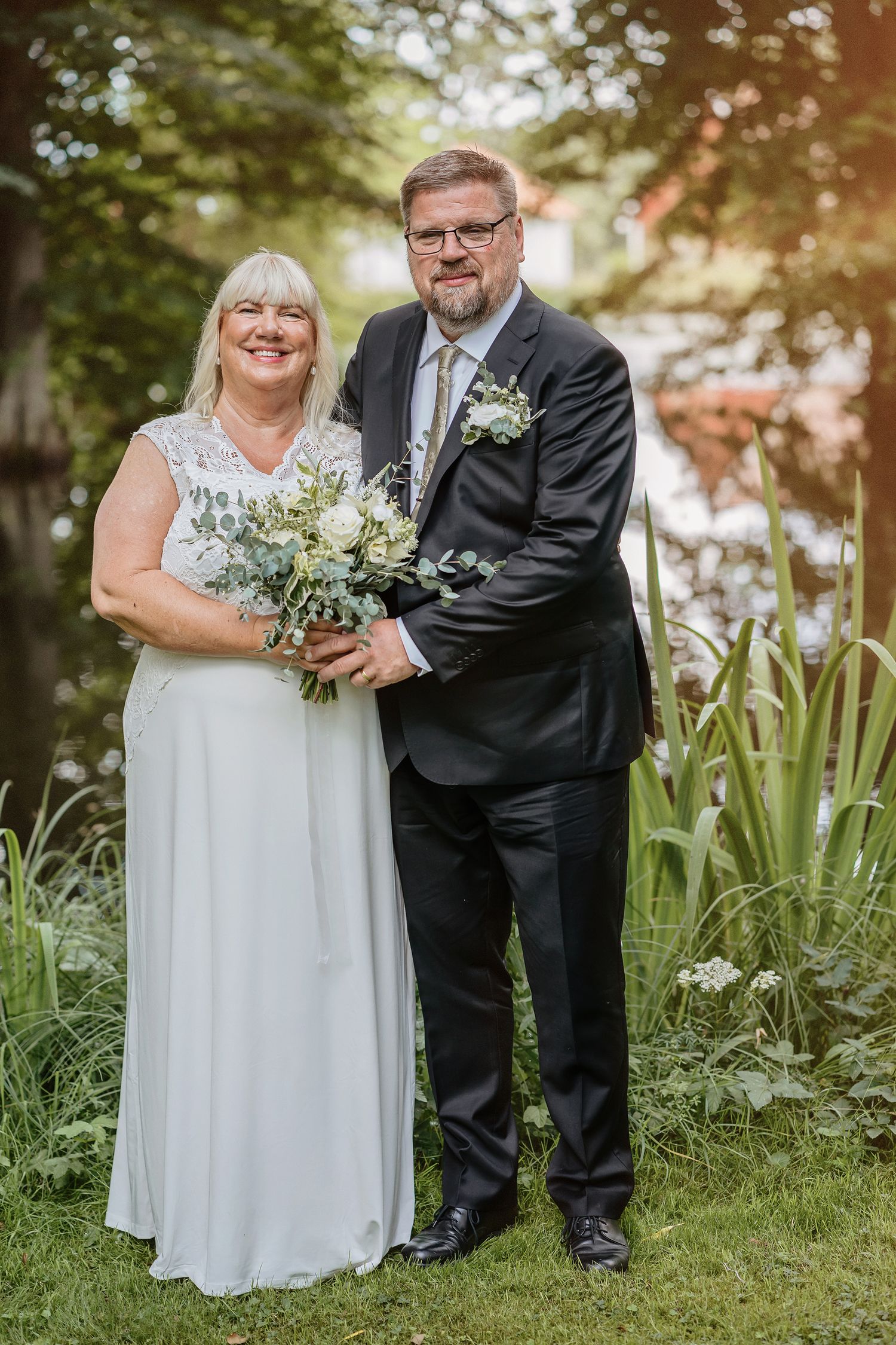 Brudparet Anna och Stefan under porträttfotograferingen i slottsparken på Rånäs Slott.