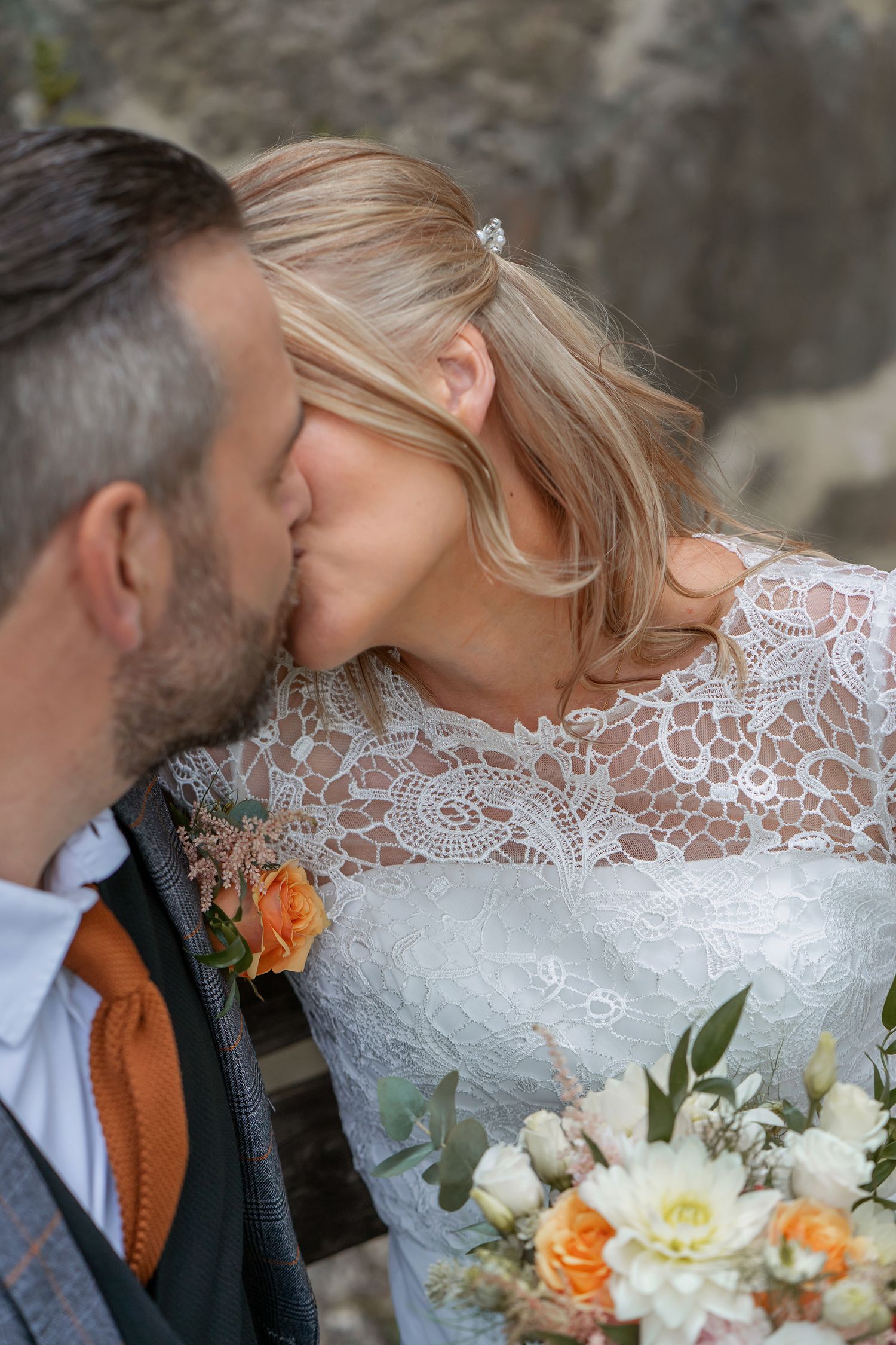 Maria och Håkan kysser varandra efter vigseln vid S:t Olofs ruin i Sigtuna.