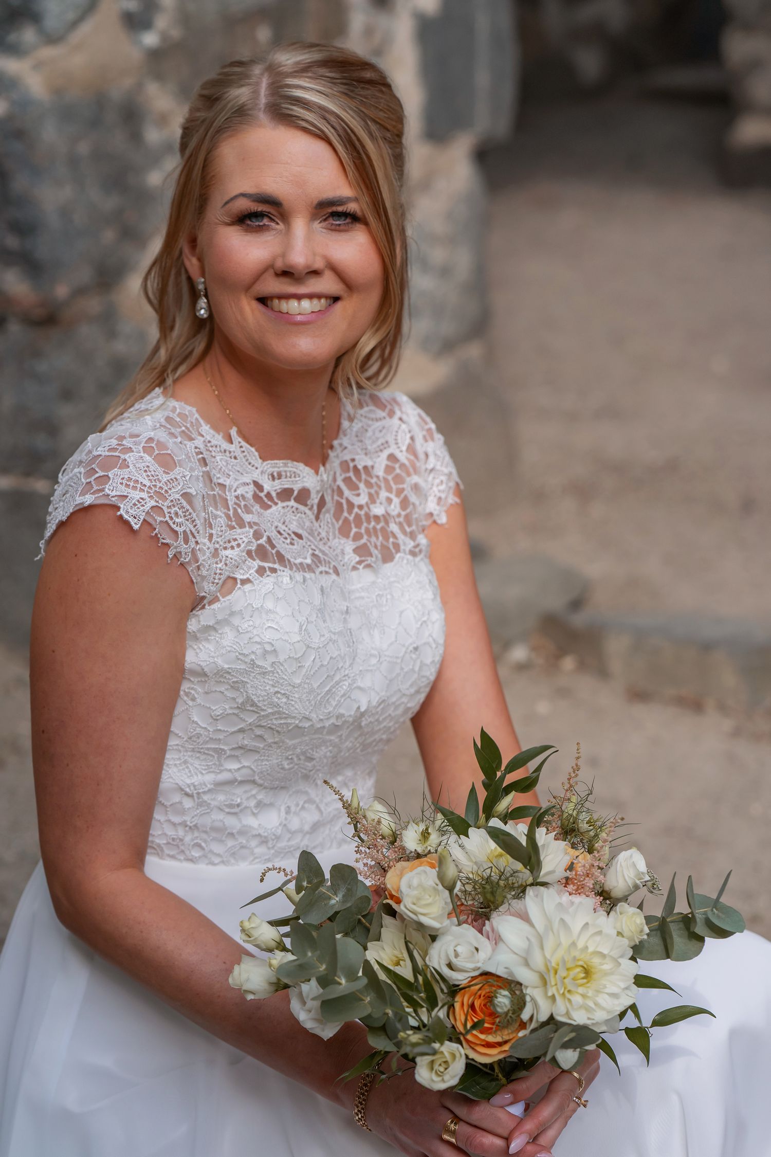 Bruden Maria med sin brudbukett vid S:t Olofs ruin i Sigtuna.