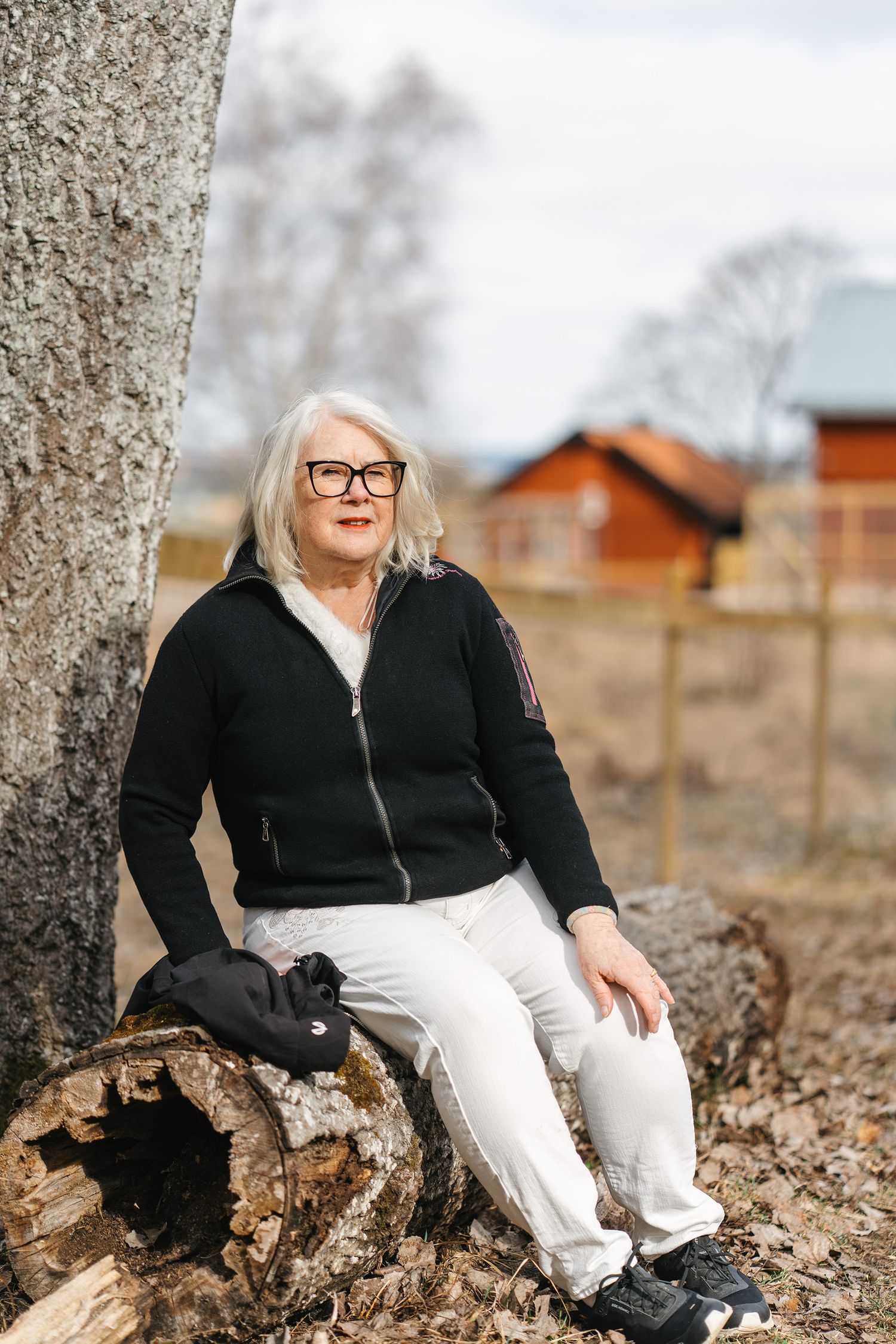 Naturligt porträtt av kvinna utomhus fotograferat i Uppsala