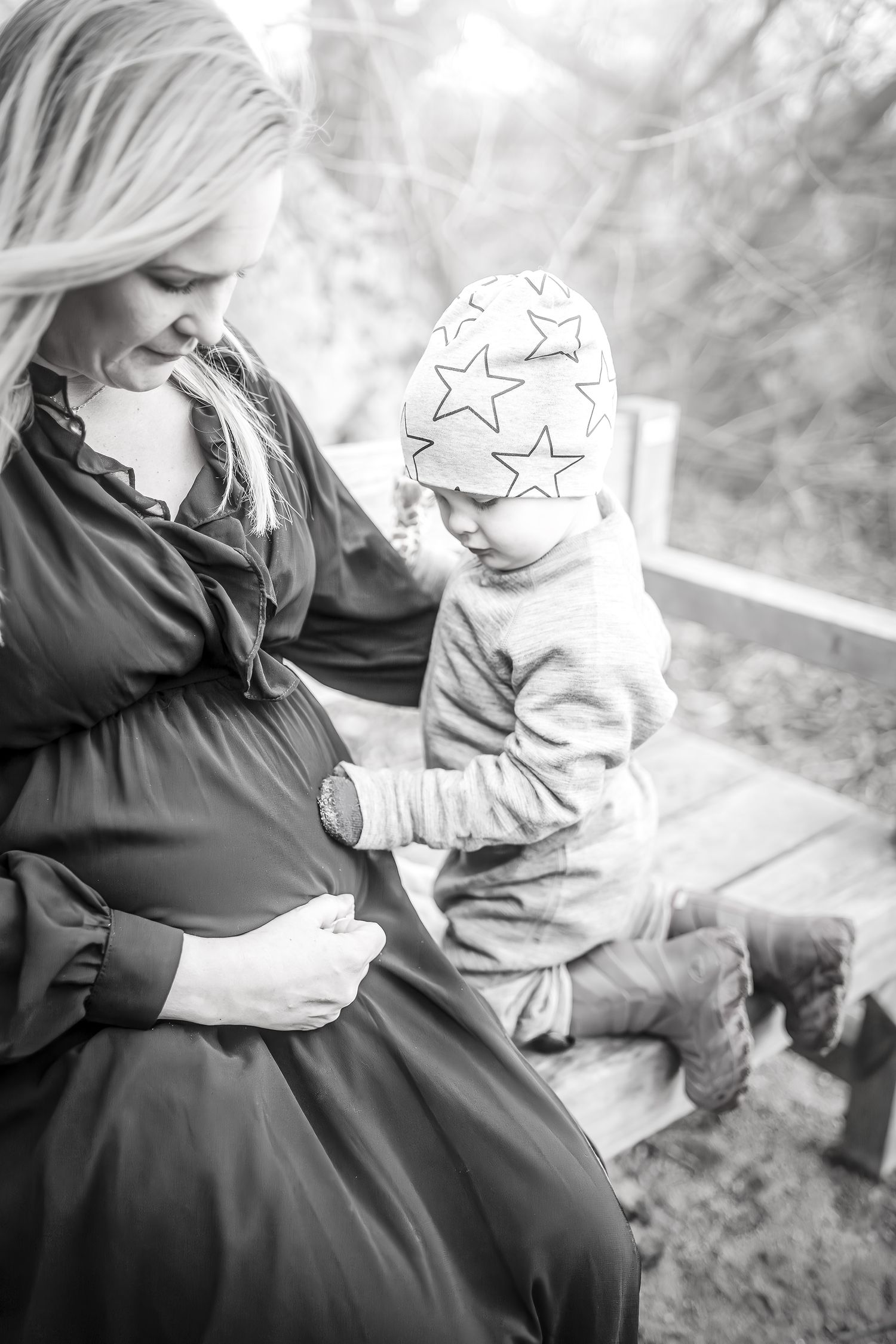 Mamma med barn utomhus under personlig porträttfotografering i Uppsala