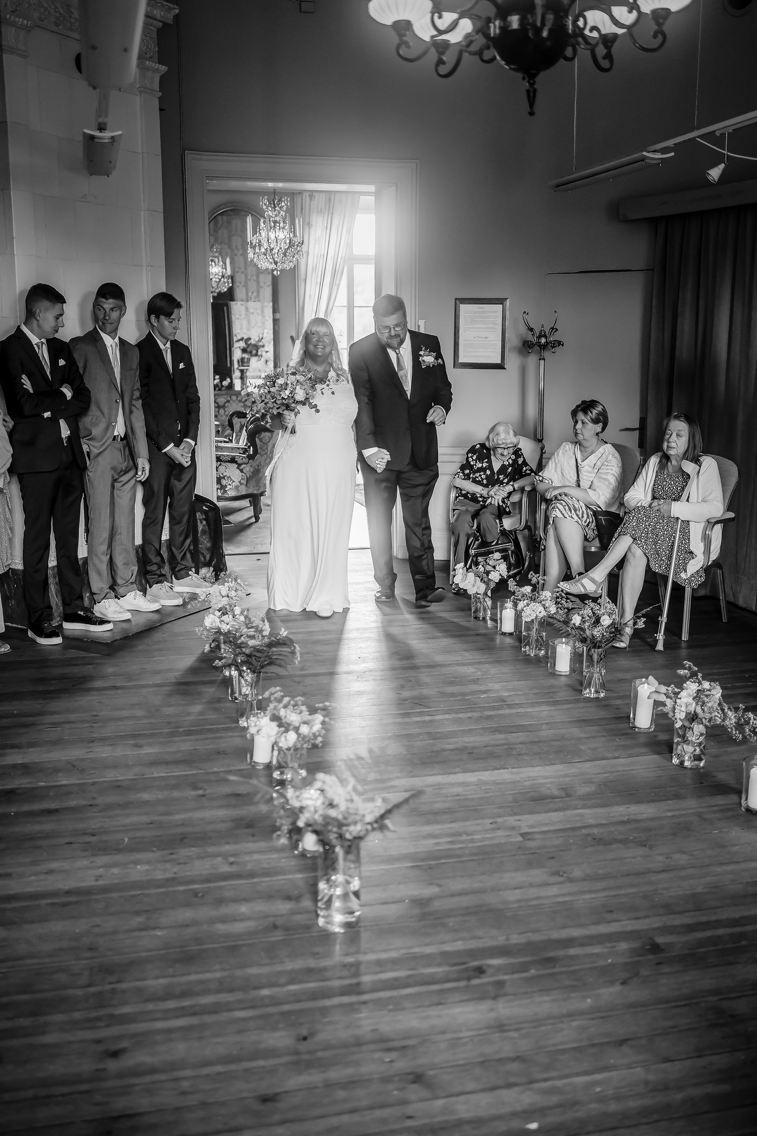 Anna och Stefan under vigselceremonin på Rånäs Slott, omgivna av familj och vänner.