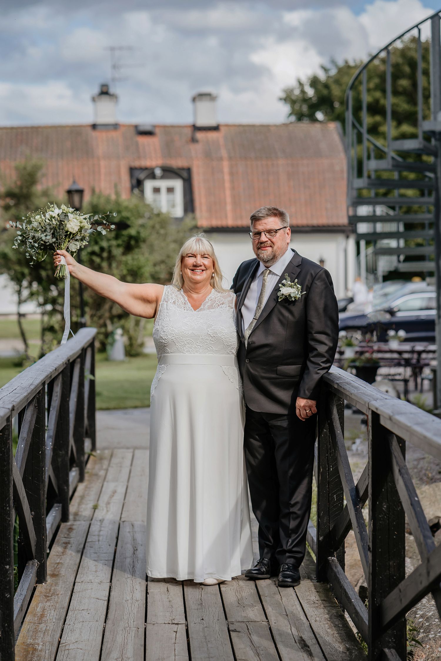 Anna och Stefan på bron i slottsparken vid Rånäs Slott efter vigseln.