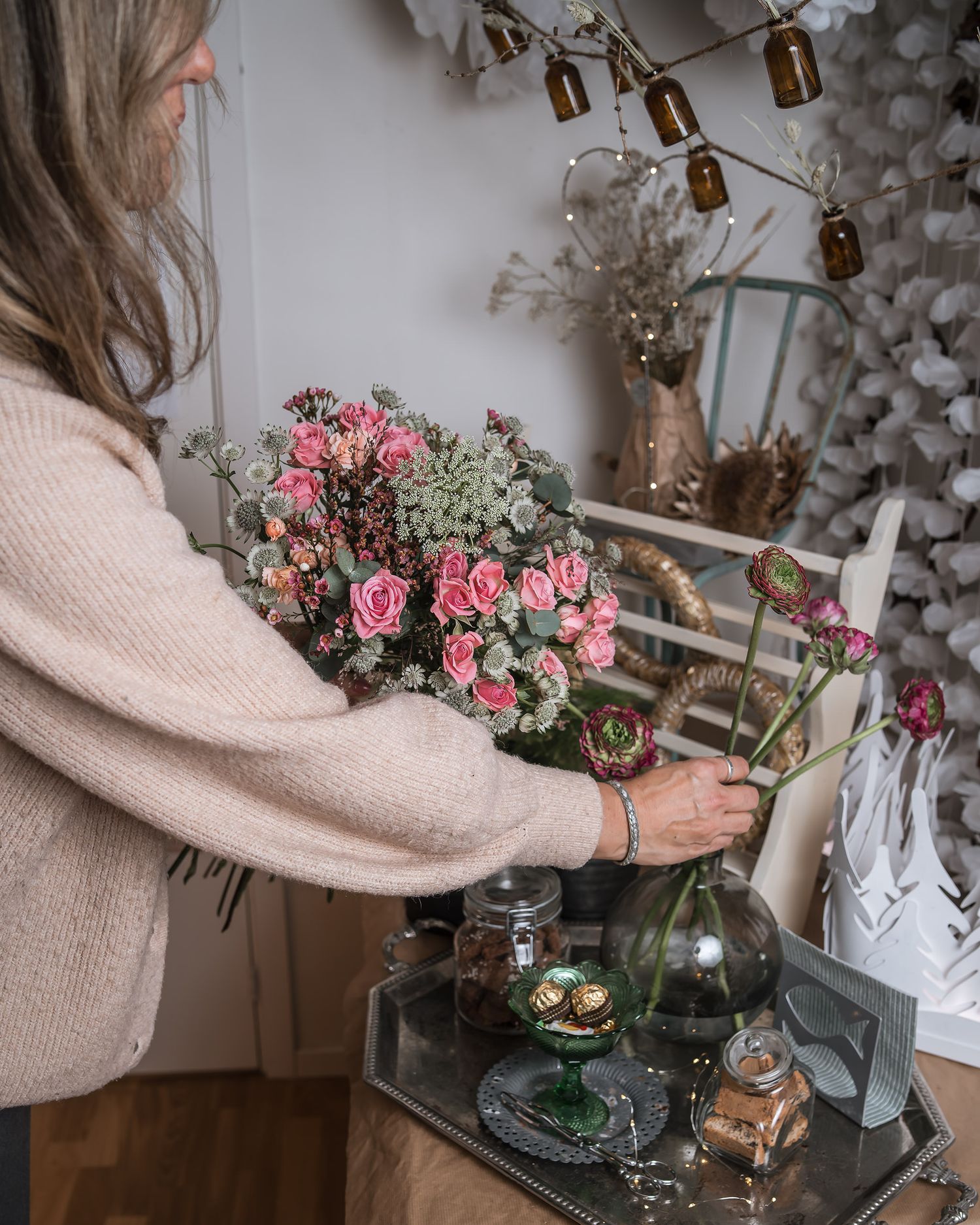 Kvinna väljer blommor