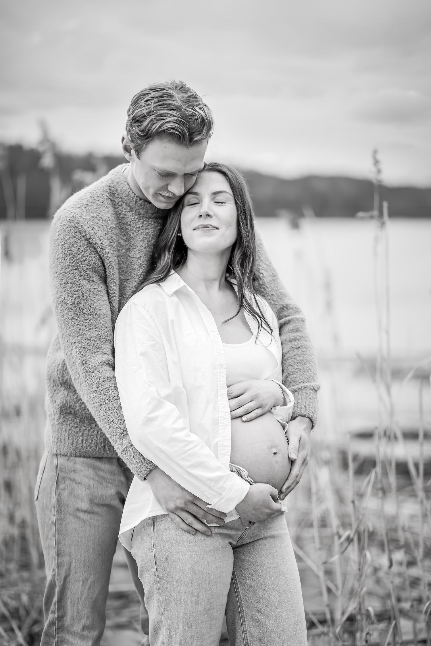 Gravidfotografering utomhus i naturligt ljus – fotograf i Uppsala