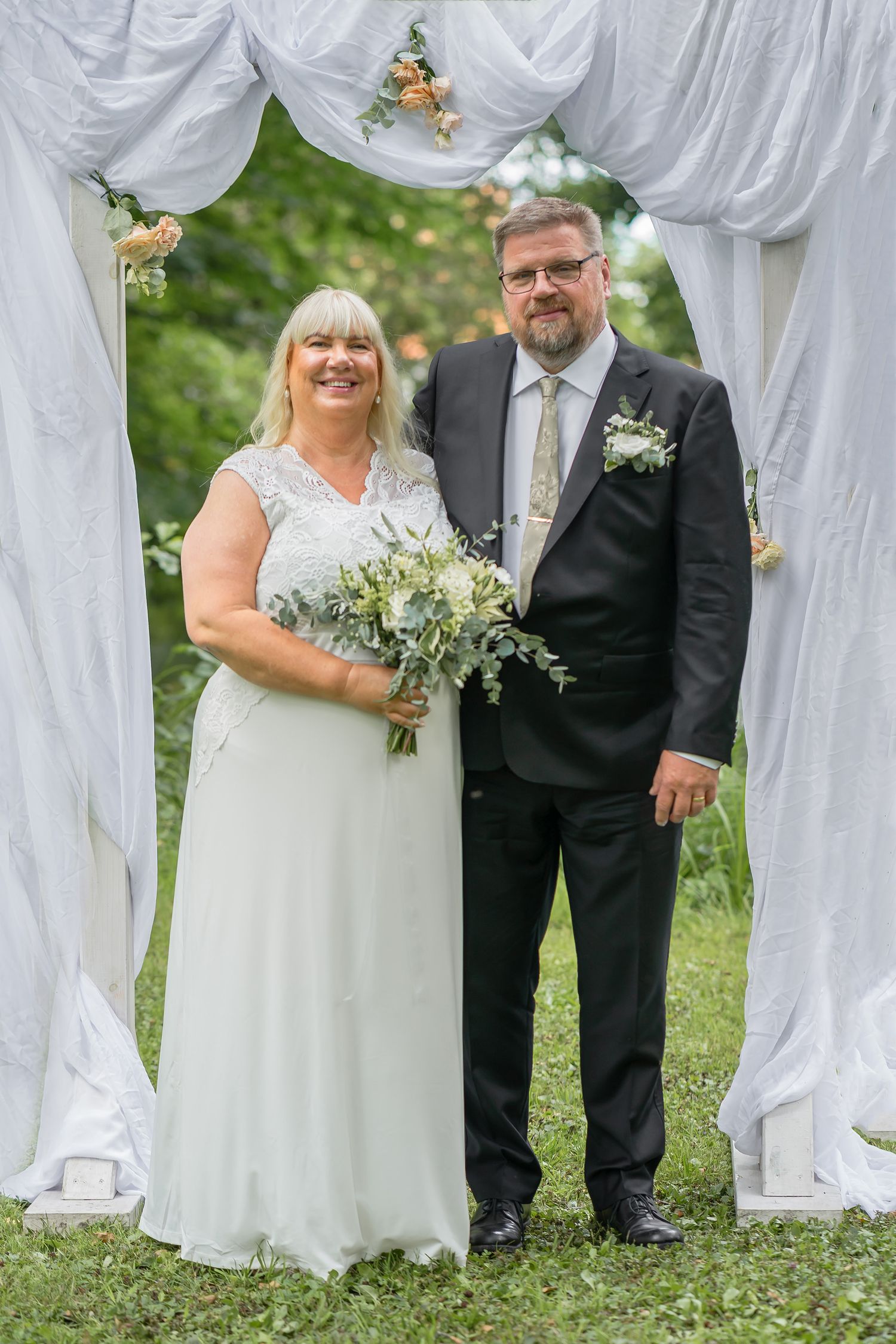 Brudpar Anna och Stefan efter vigseln på Rånäs Slott.