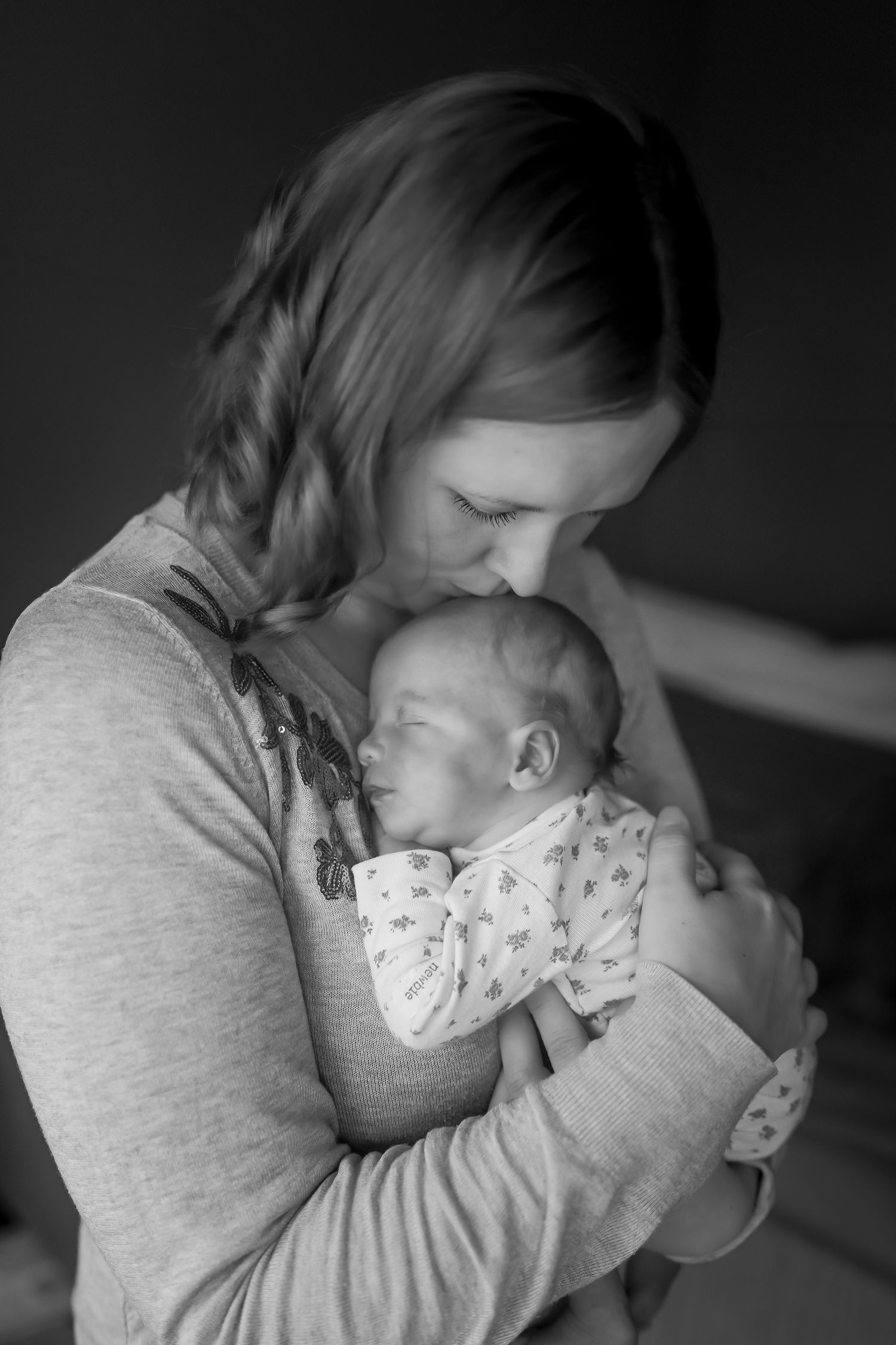 Mamma och barn fotografering i Uppsala – lugn och personlig stund mellan mamma och nyfödd
