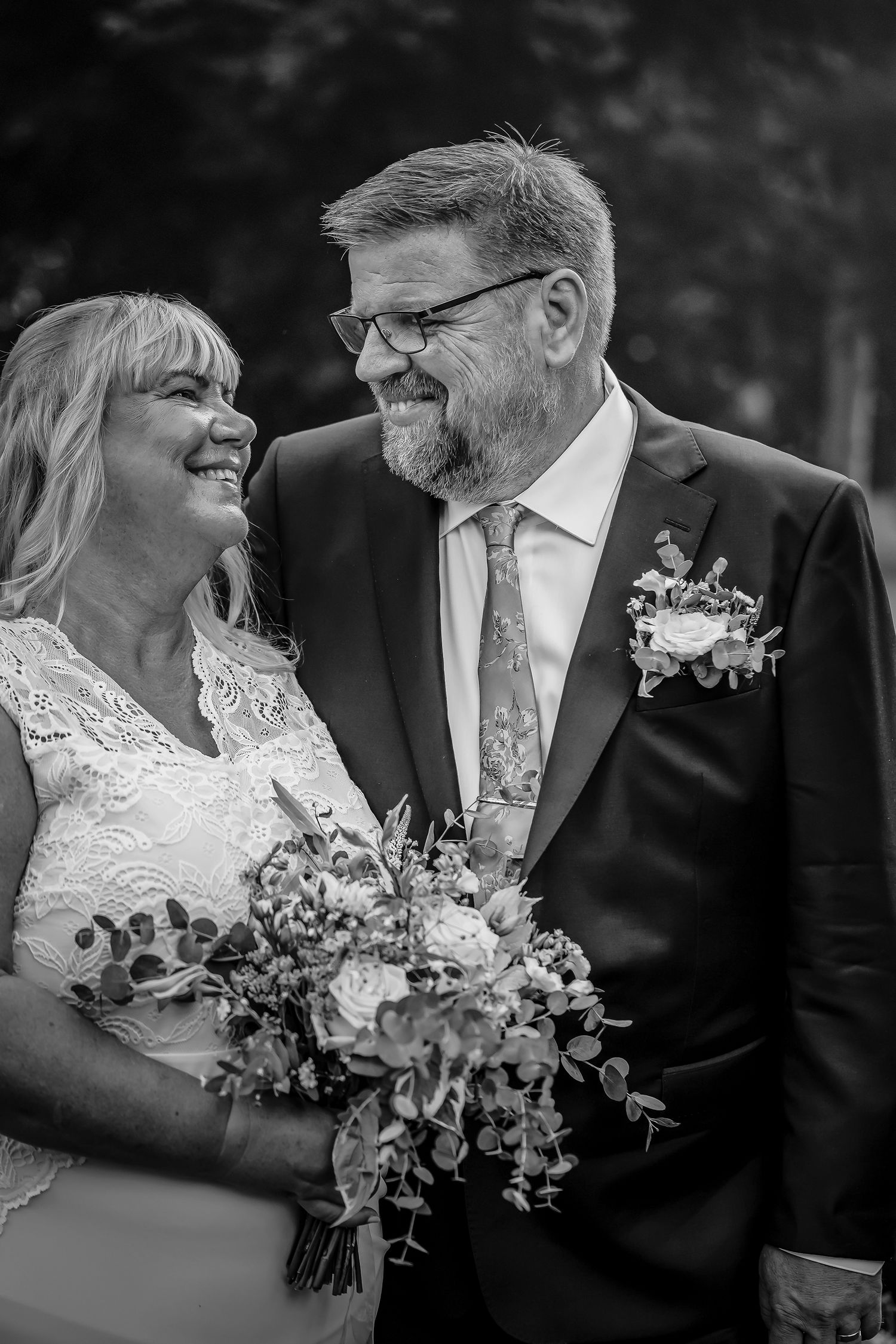 Detaljbild från bröllop med blommor och spets – fotografi av Carina Krantz