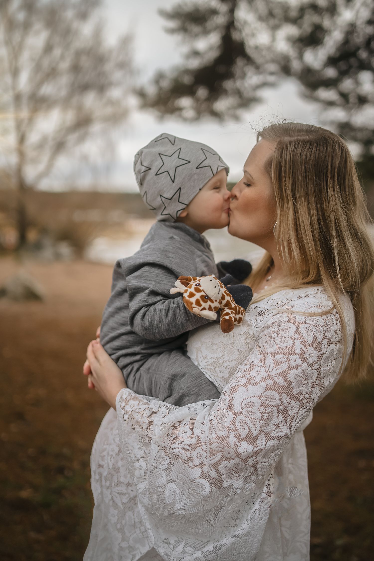 Mamma/barn fotografering utomhus av Carina Krantz