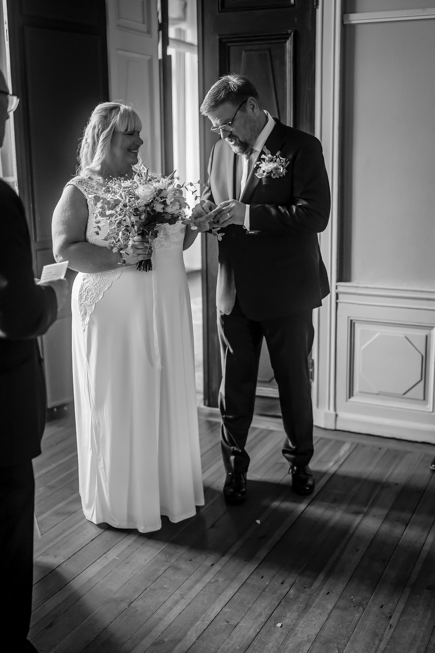 Anna och Stefan sätter på varandra vigselringarna under ceremonin på Rånäs Slott.