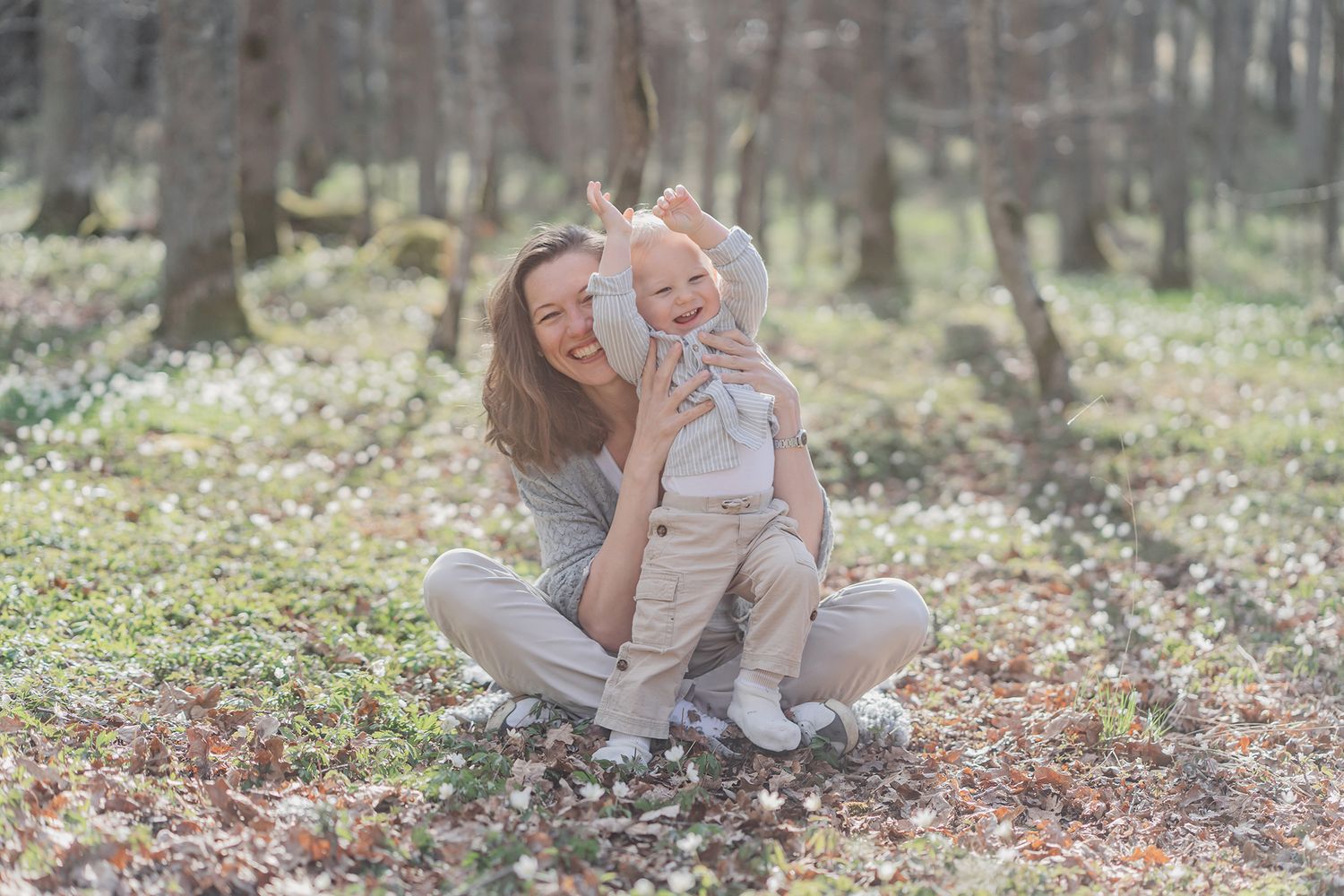 Familjefotografering med förälder och barn i naturlig miljö