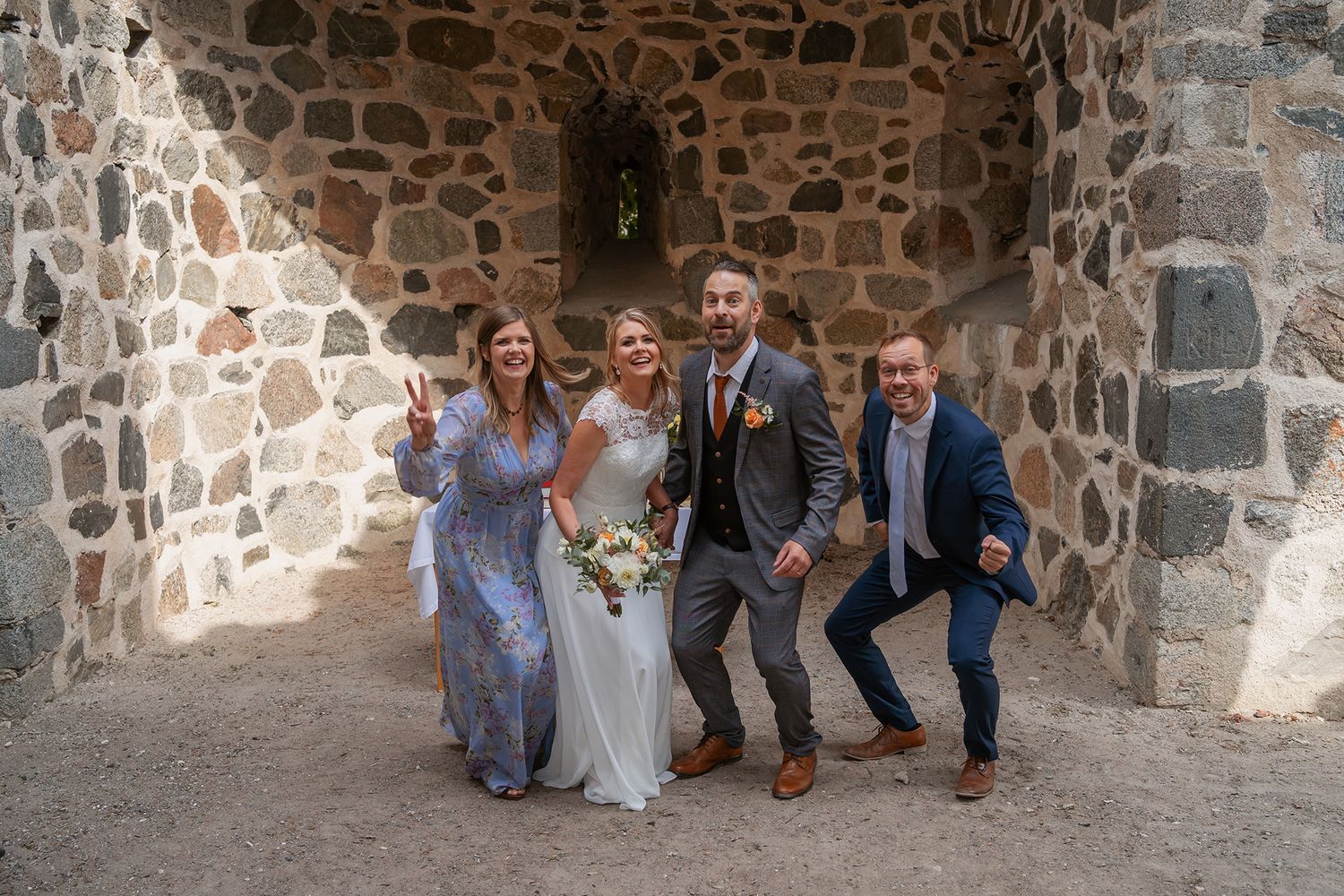 Maria och Håkan tillsammans med sina två vittnen vid S:t Olofs ruin i Sigtuna.
