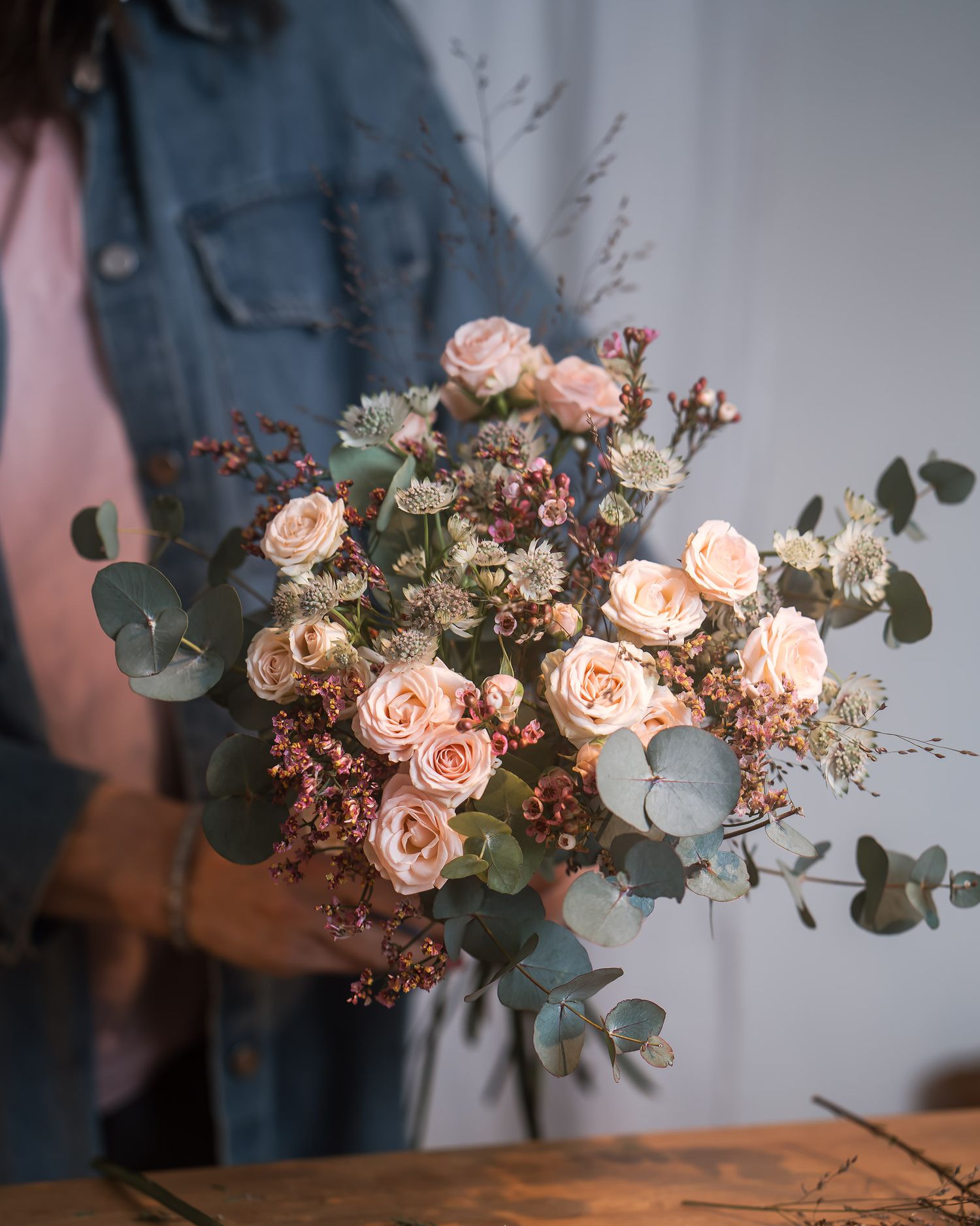 Blomsterarrangemang fotograferat för florist och personlig varumärkesfotografering