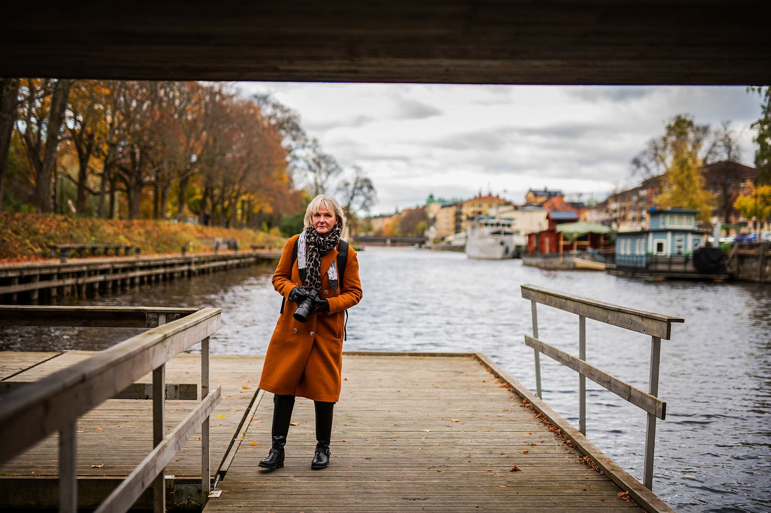 Porträttfotografering utomhus vid vatten i Uppsala