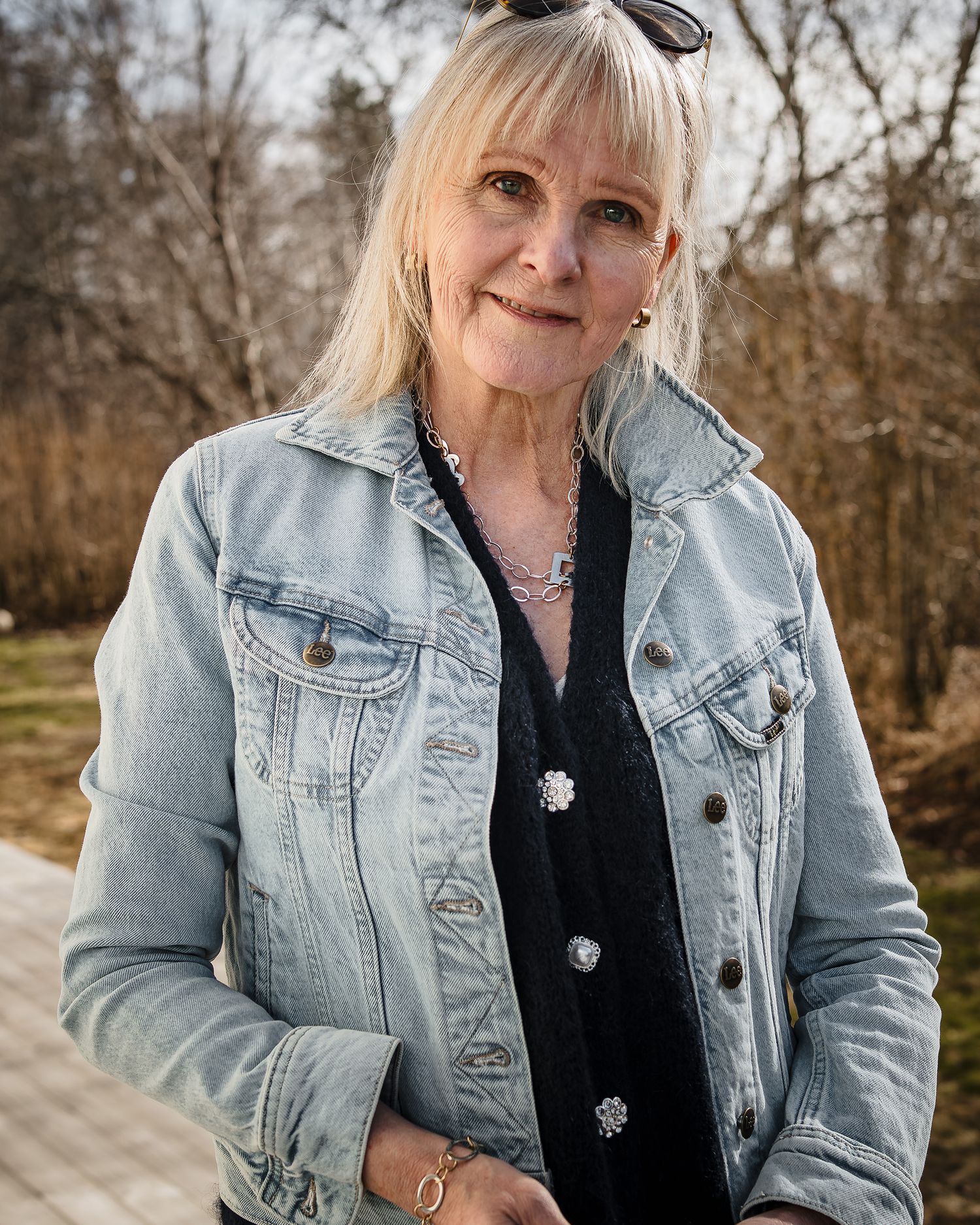 Kvinna i jeansjacka