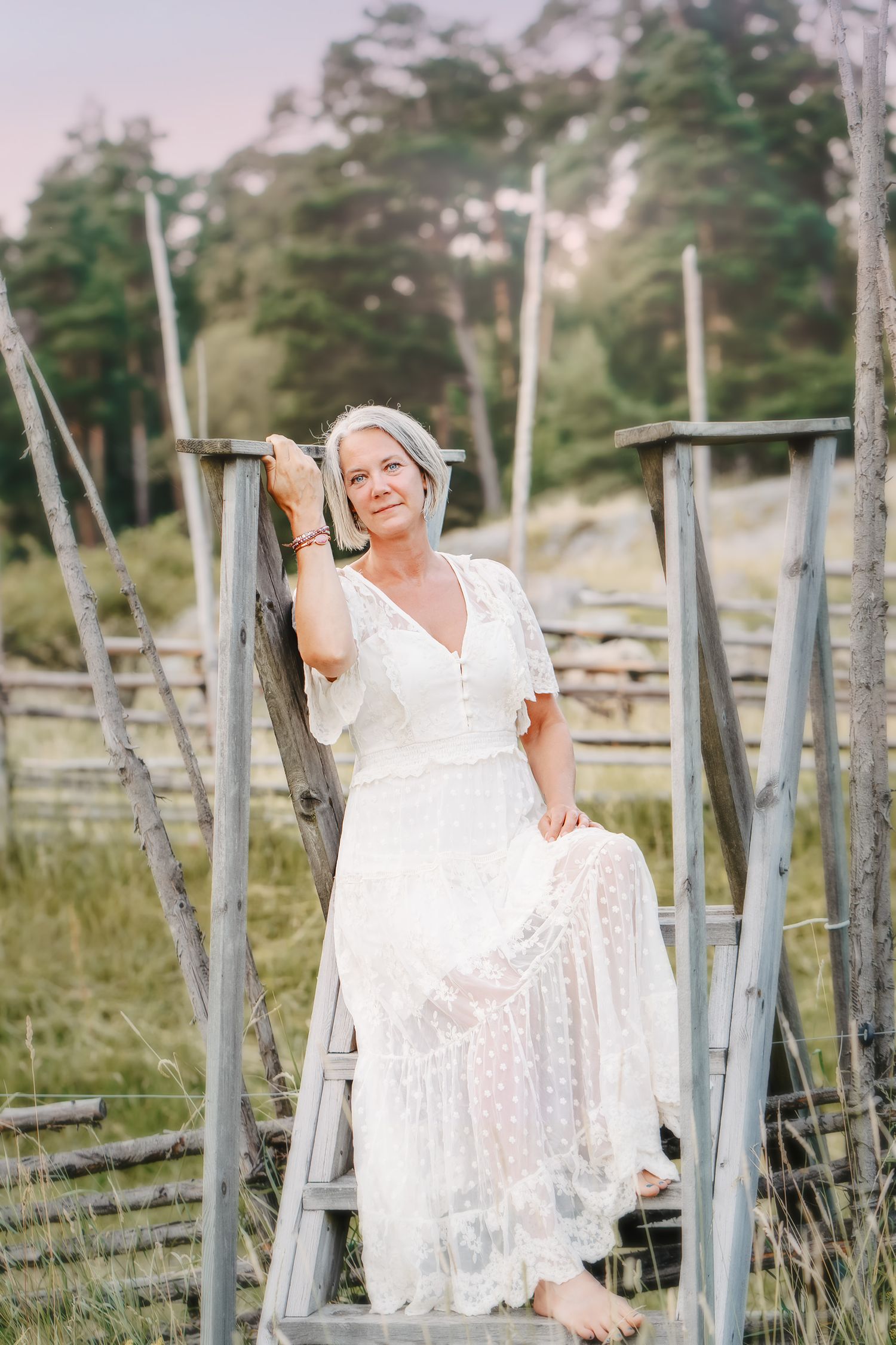Porträttfotografering av kvinna utomhus i naturligt ljus