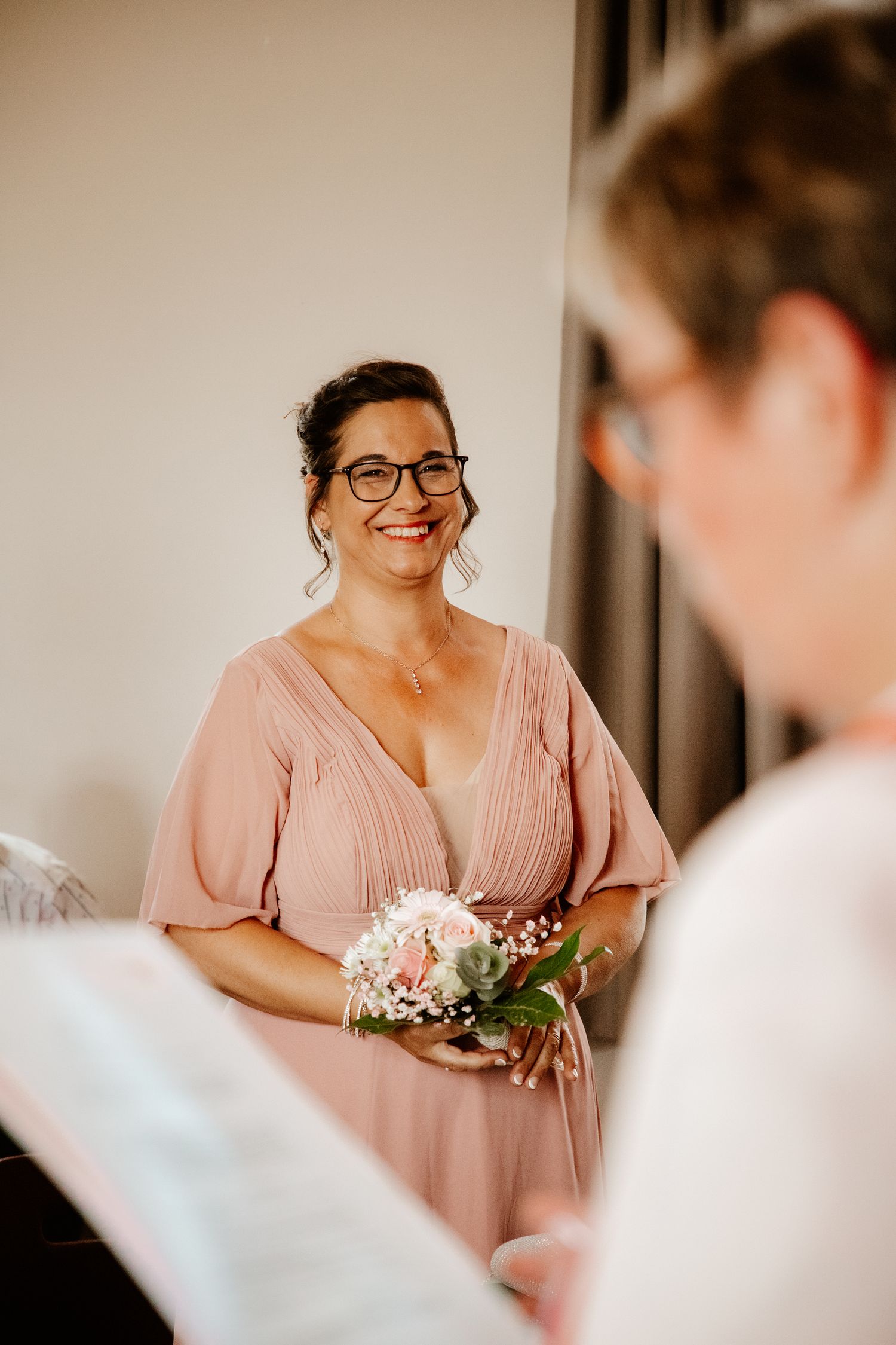 Sourire complice et ému d'une témoin de mariage lors de la cérémonie civile à la mairie. Reportage mariage.