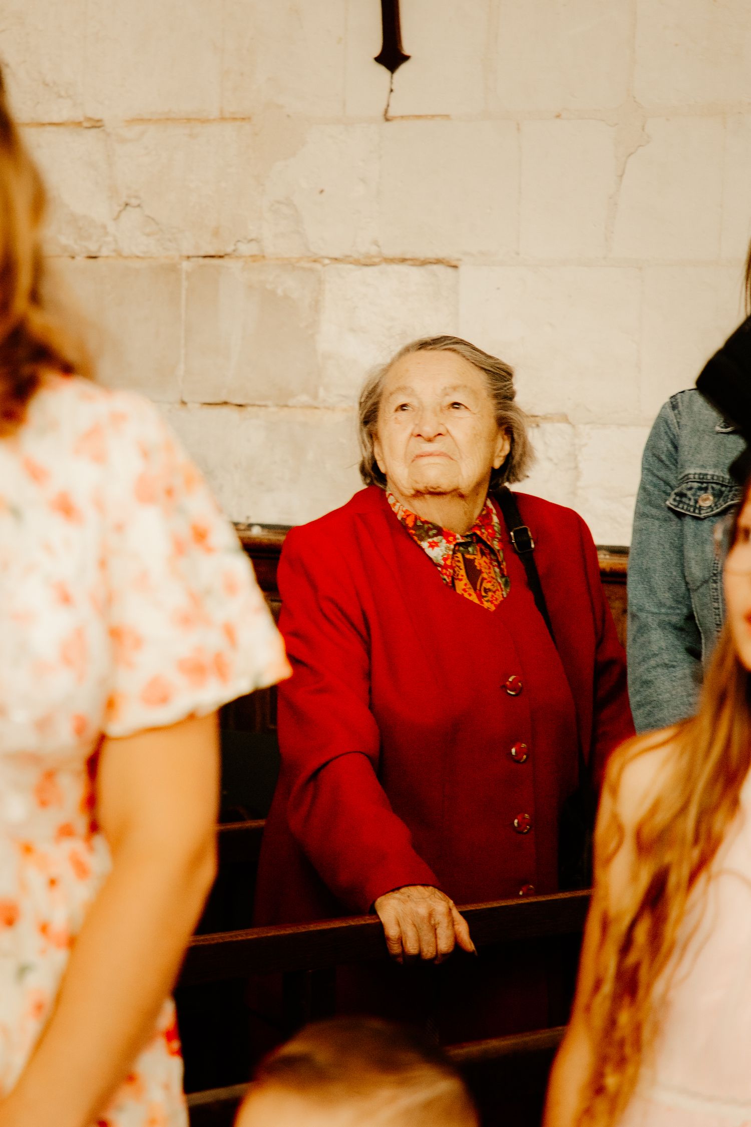arrière grand-mère qui assistent au baptême de son arrière petit fils et qui sourit