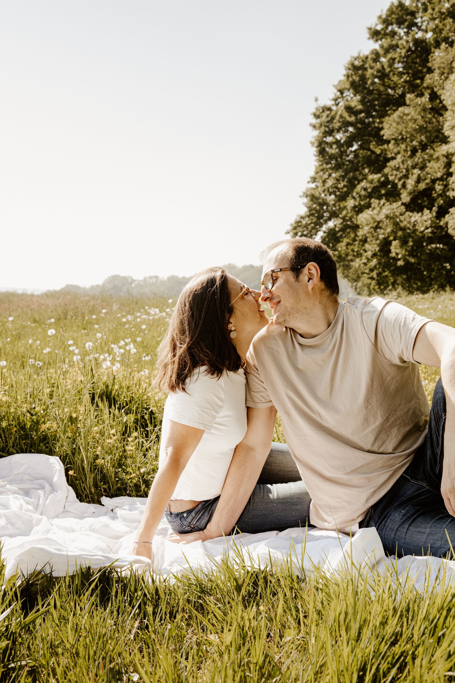 couple qui s'embrassent dans un champs