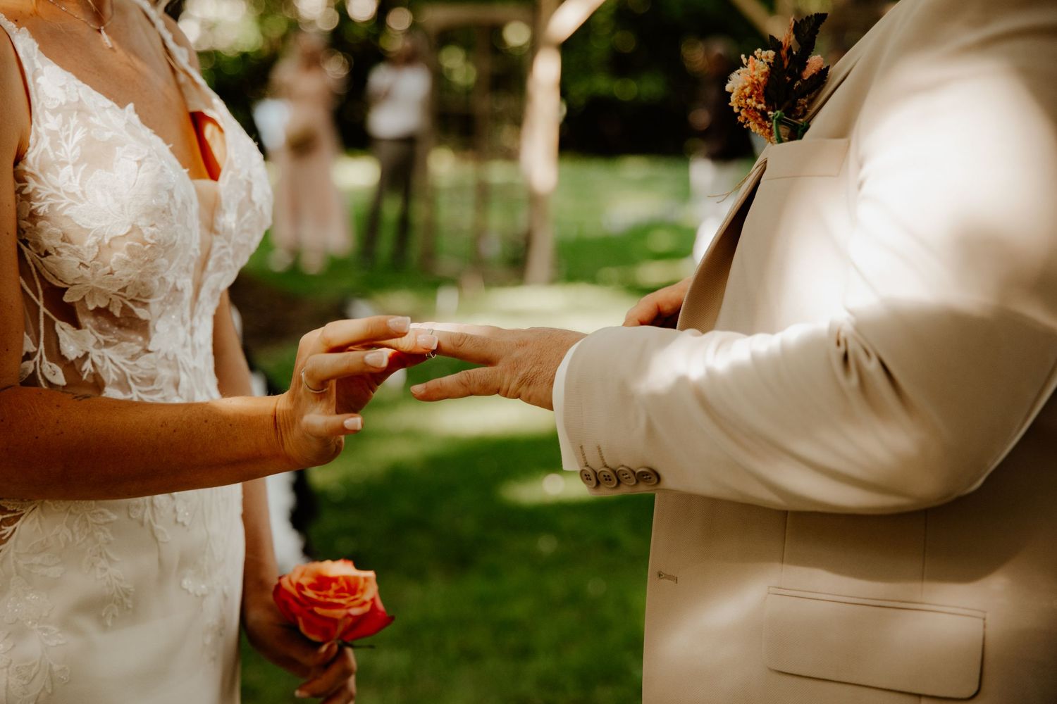 Échange des alliances en gros plan entre la mariée et le marié pendant la cérémonie.