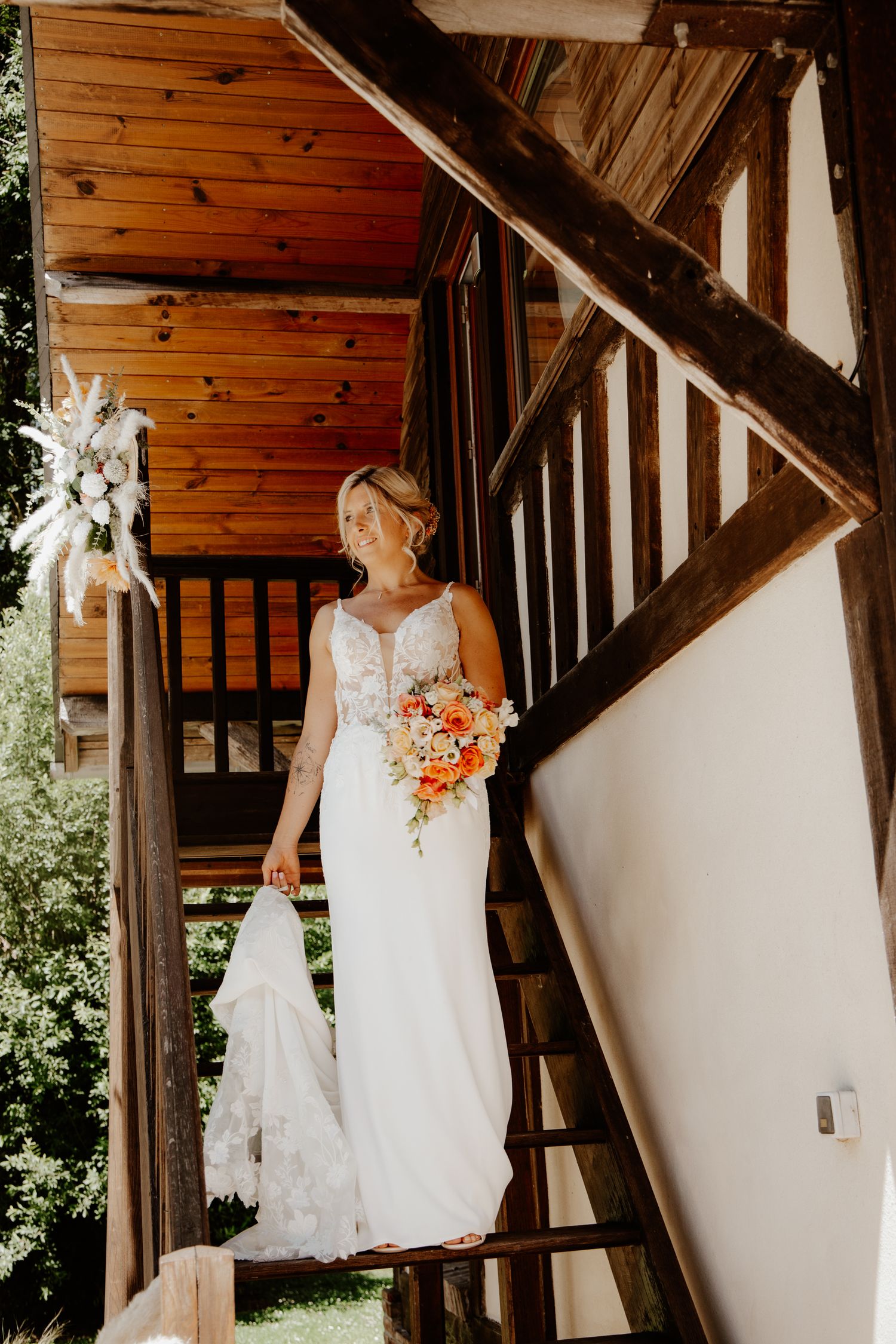 la mariée descend les marche avec sa robe de mariées bohème