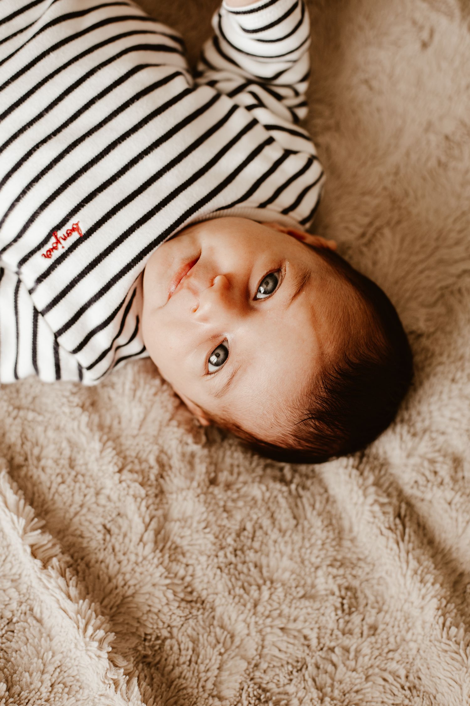 bébé qui me regarde dans les yeux sur le lit