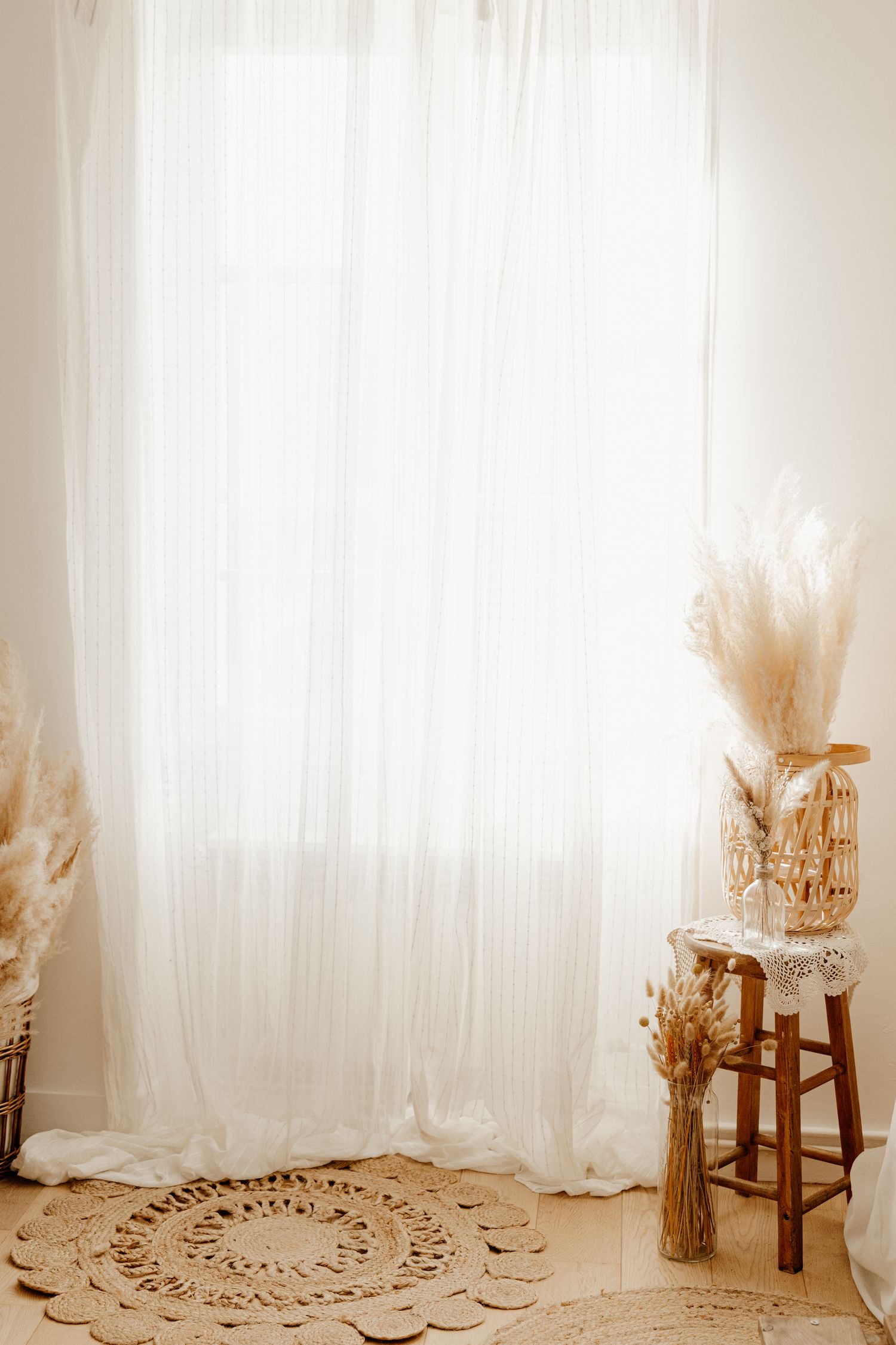 Studio photo bohème à Hédouville (Val-d’Oise, Île-de-France), ambiance naturelle avec tons neutres et lumière douce pour portraits lifestyle