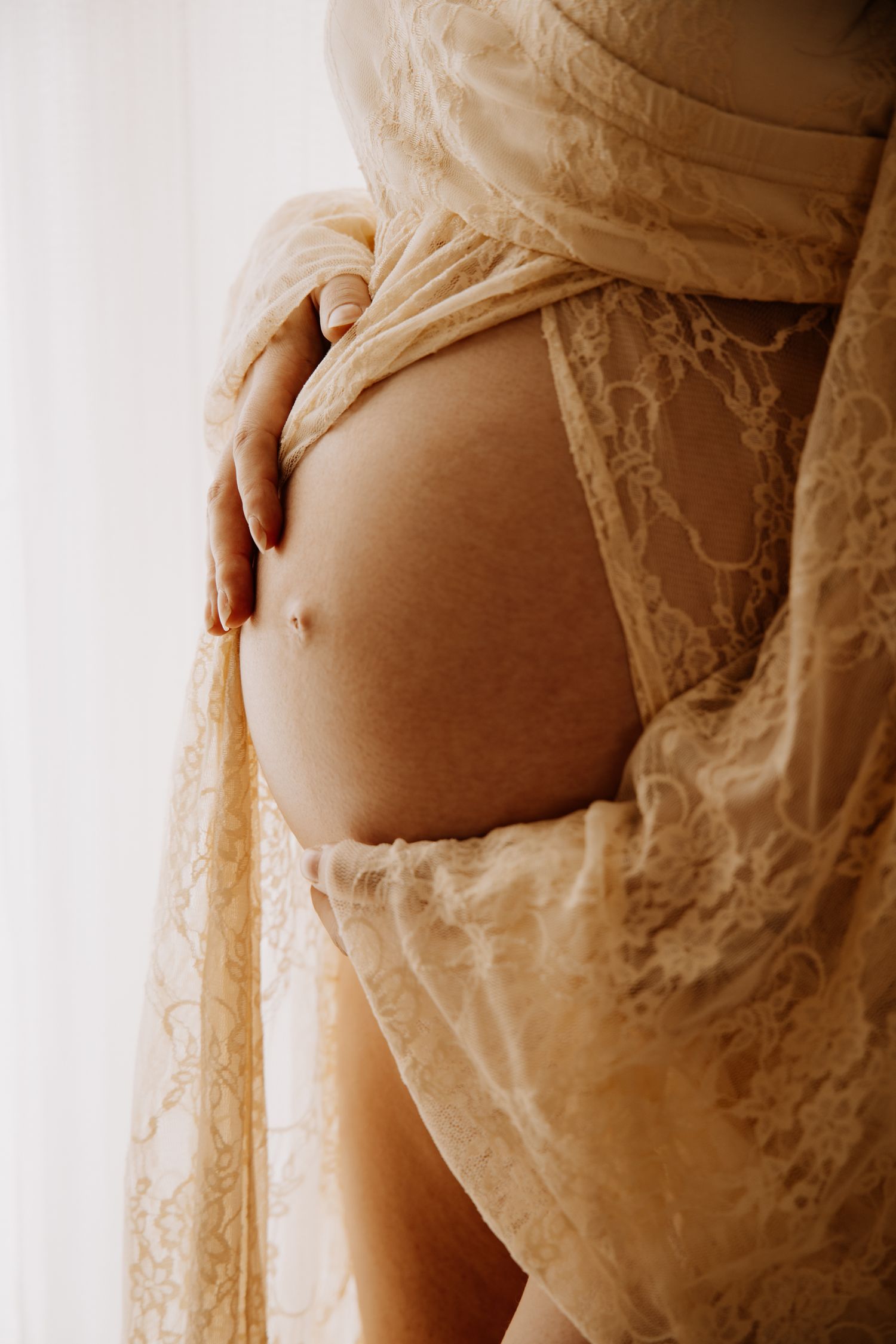Séance photo grossesse en studio photo bohème à Allery, ventre de femme enceinte dans une robe bohème