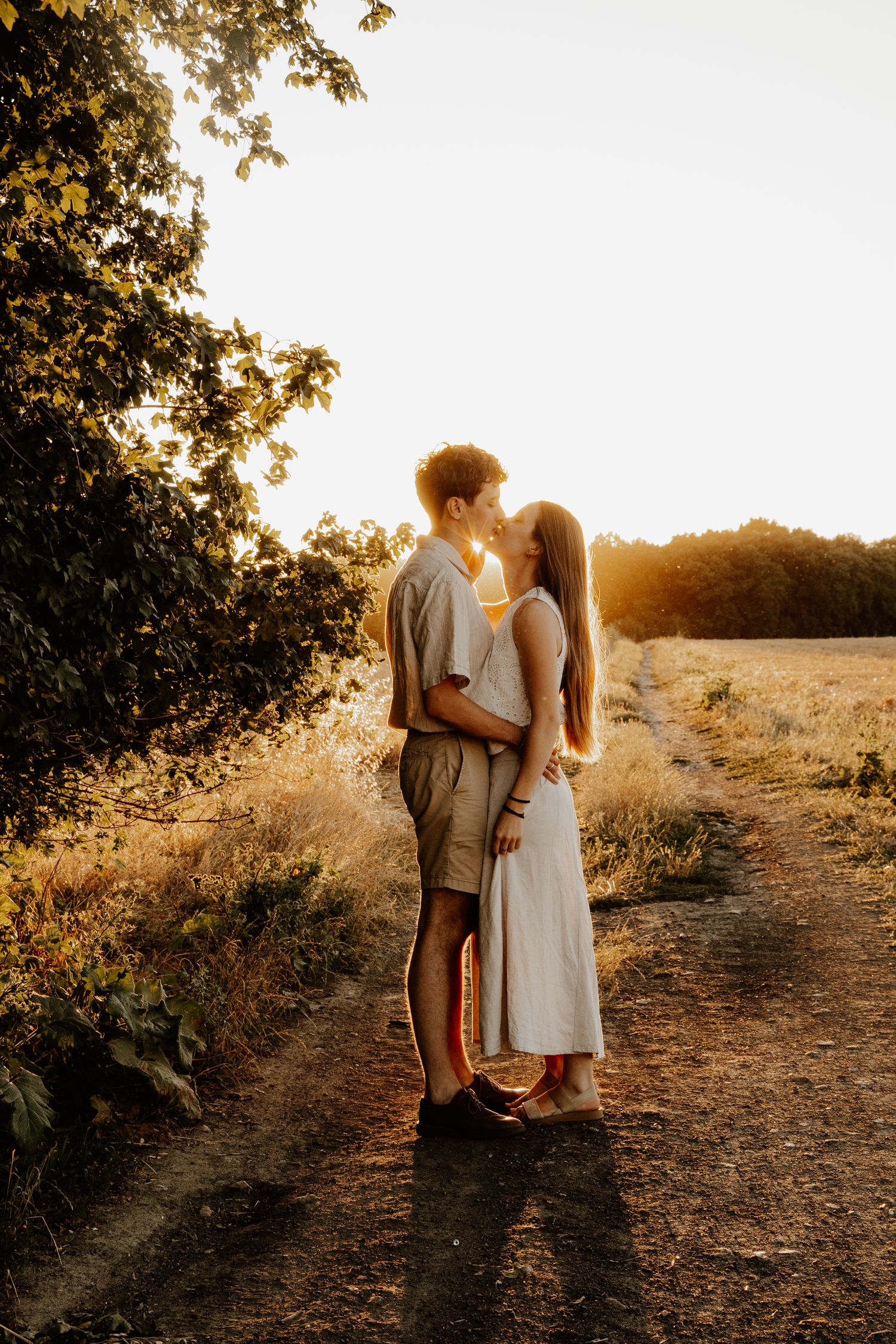 Photographe de couple dans le Val-d'Oise, séance photo en extérieur au coucher du soleil.