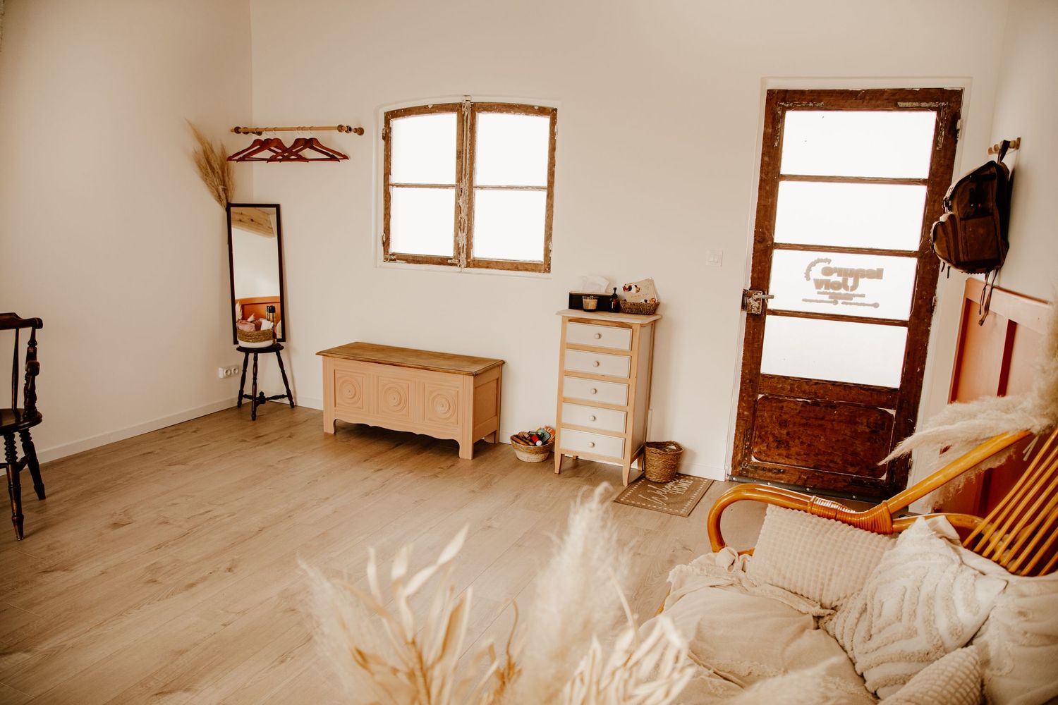 Studio photo bohème à Allery (Somme, Hauts-de-France), espace épuré et lumineux idéal pour portraits naturels et séances grossesse .