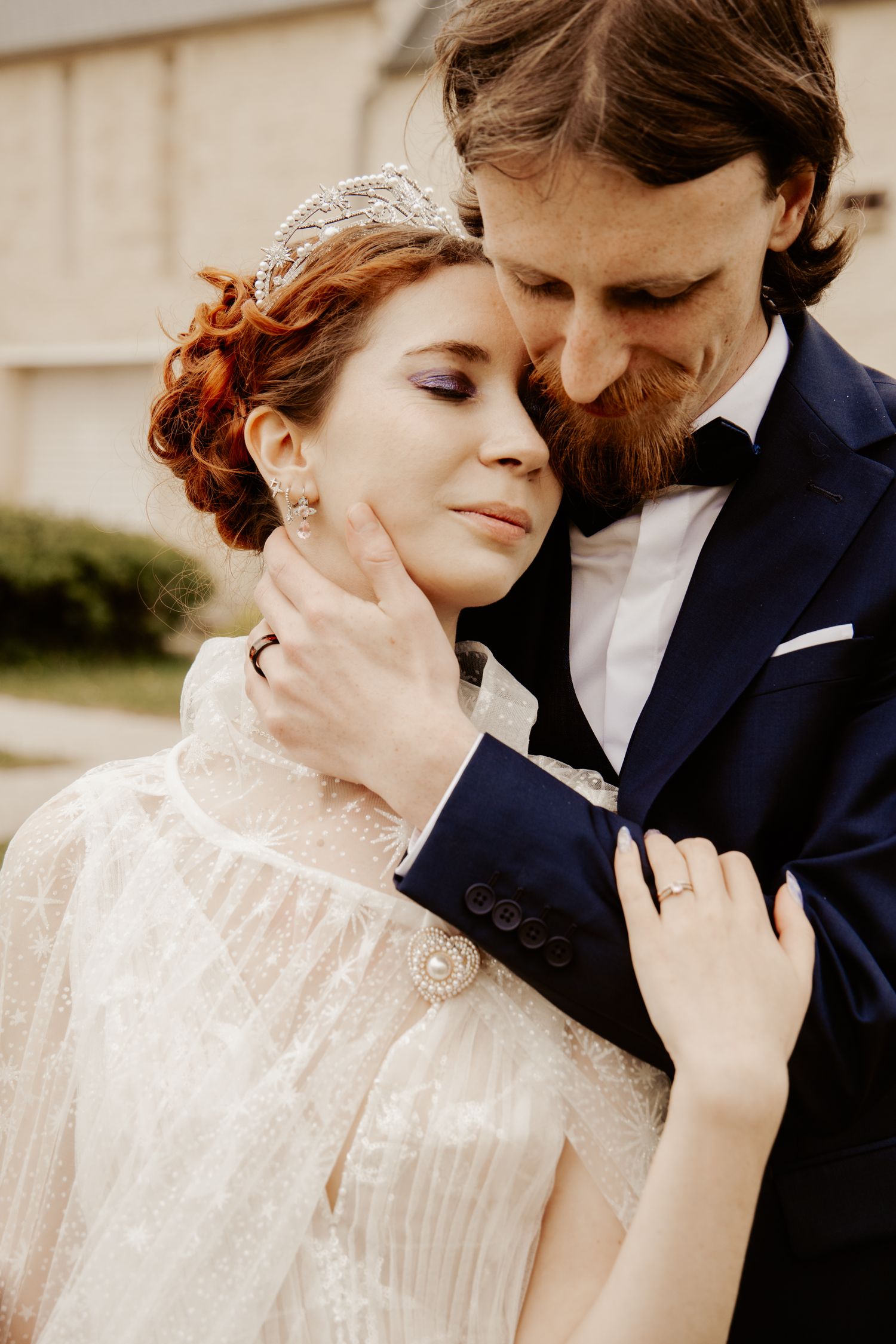 Câlin complice de jeunes mariés juste après leur cérémonie de mariage. Séance photo couple par photographe.
