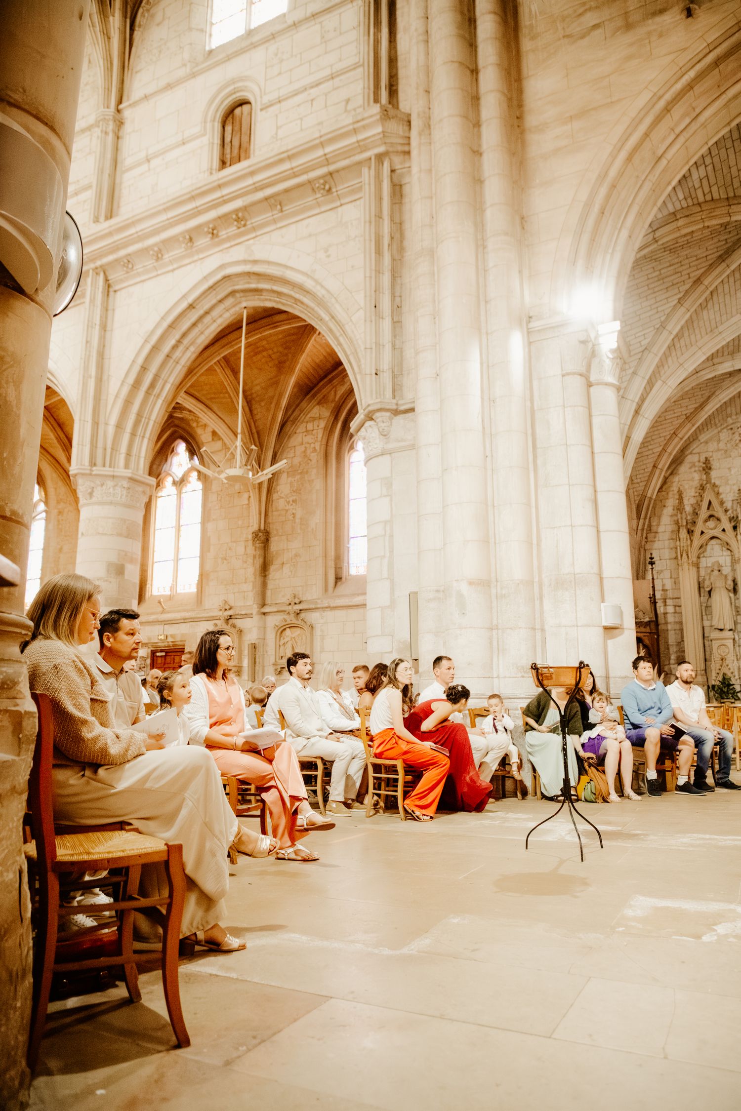 église pendant un baptême lumineuse et chaleureuse
