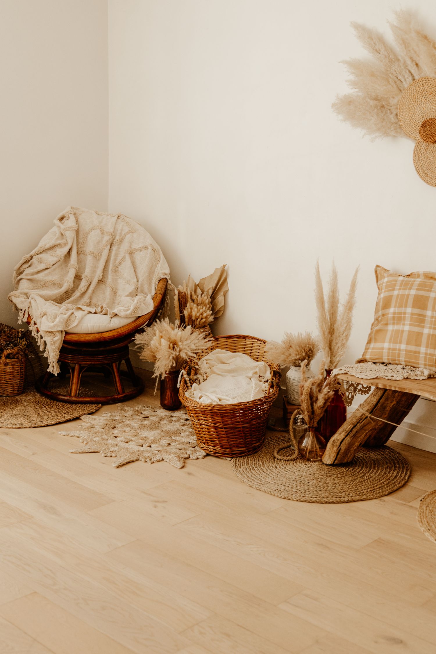 Studio photo bohème à Hédouville (Val-d’Oise, Île-de-France), ambiance naturelle avec tons neutres et lumière douce pour portraits lifestyle