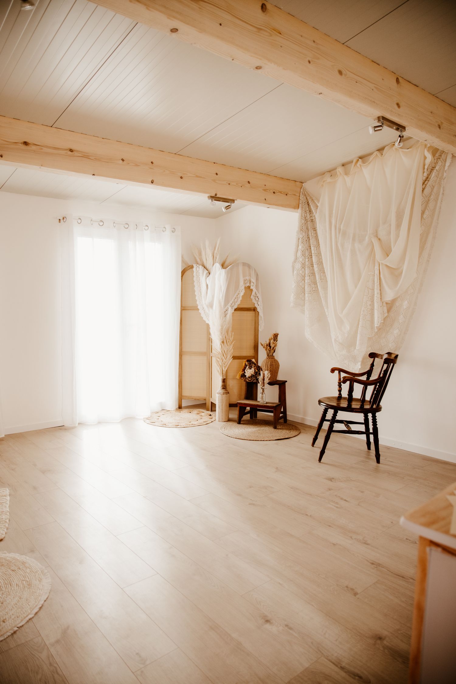 Studio photo bohème à Allery (Somme, Hauts-de-France), espace épuré et lumineux idéal pour portraits naturels et séances grossesse .